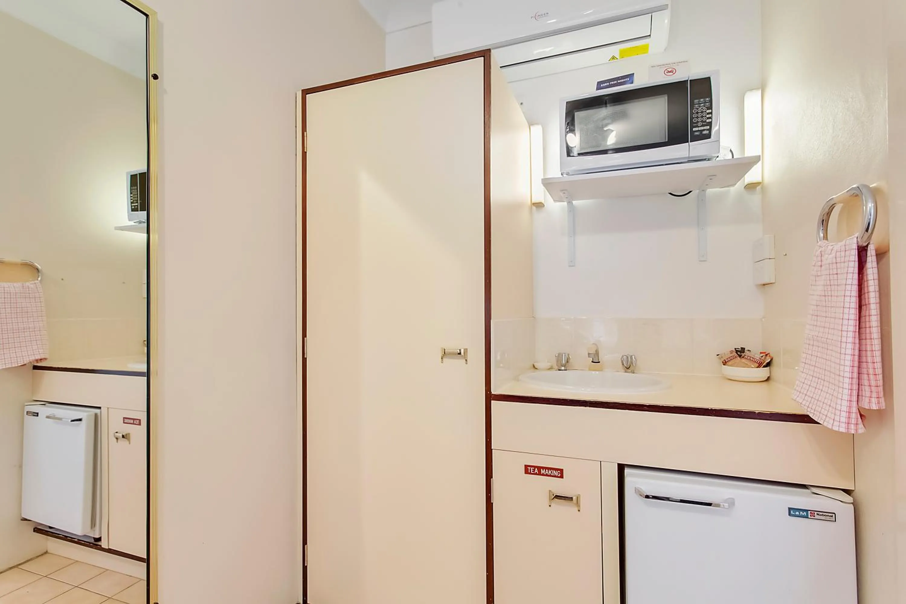 Kitchen or kitchenette in Econo Lodge Savannah Park Tamworth