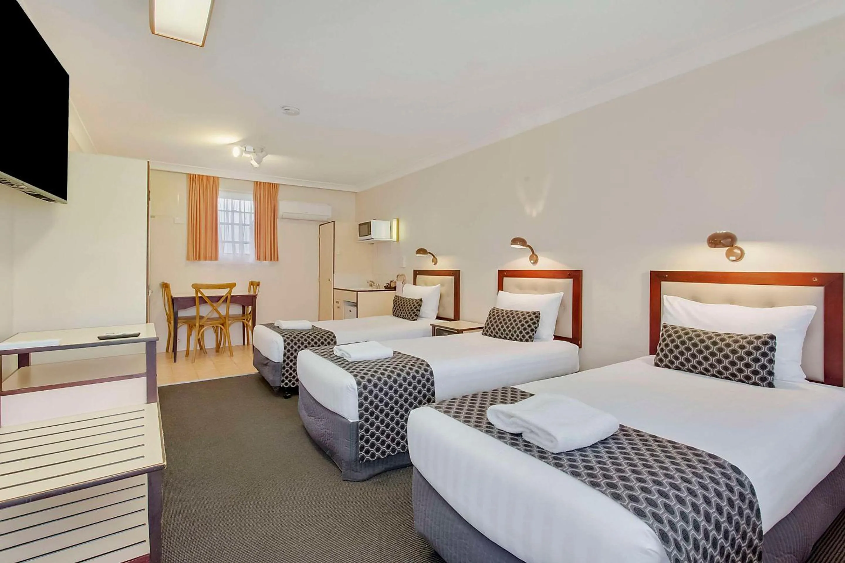 Bedroom, Bed in Econo Lodge Savannah Park Tamworth
