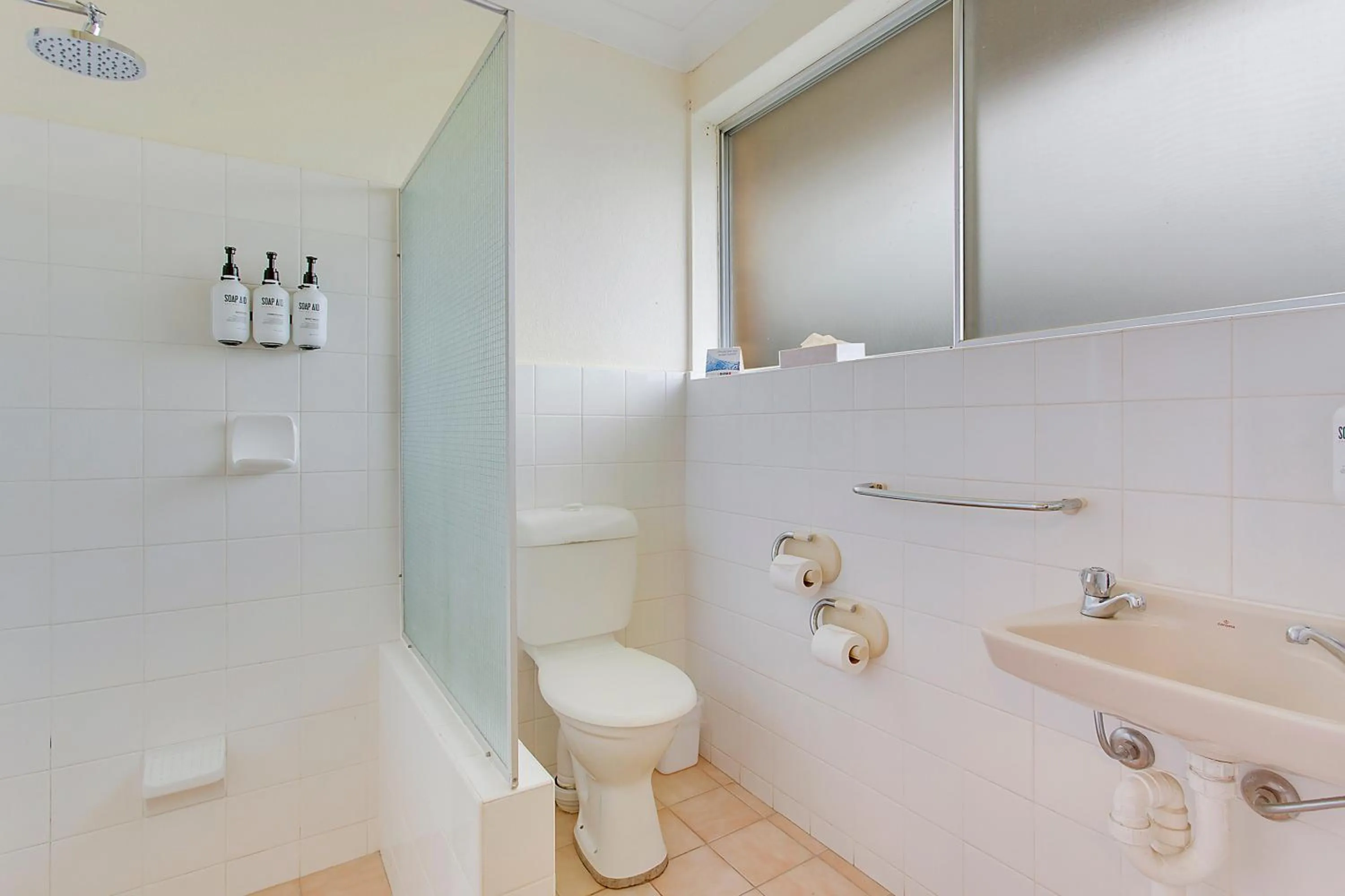 Bathroom in Econo Lodge Savannah Park Tamworth