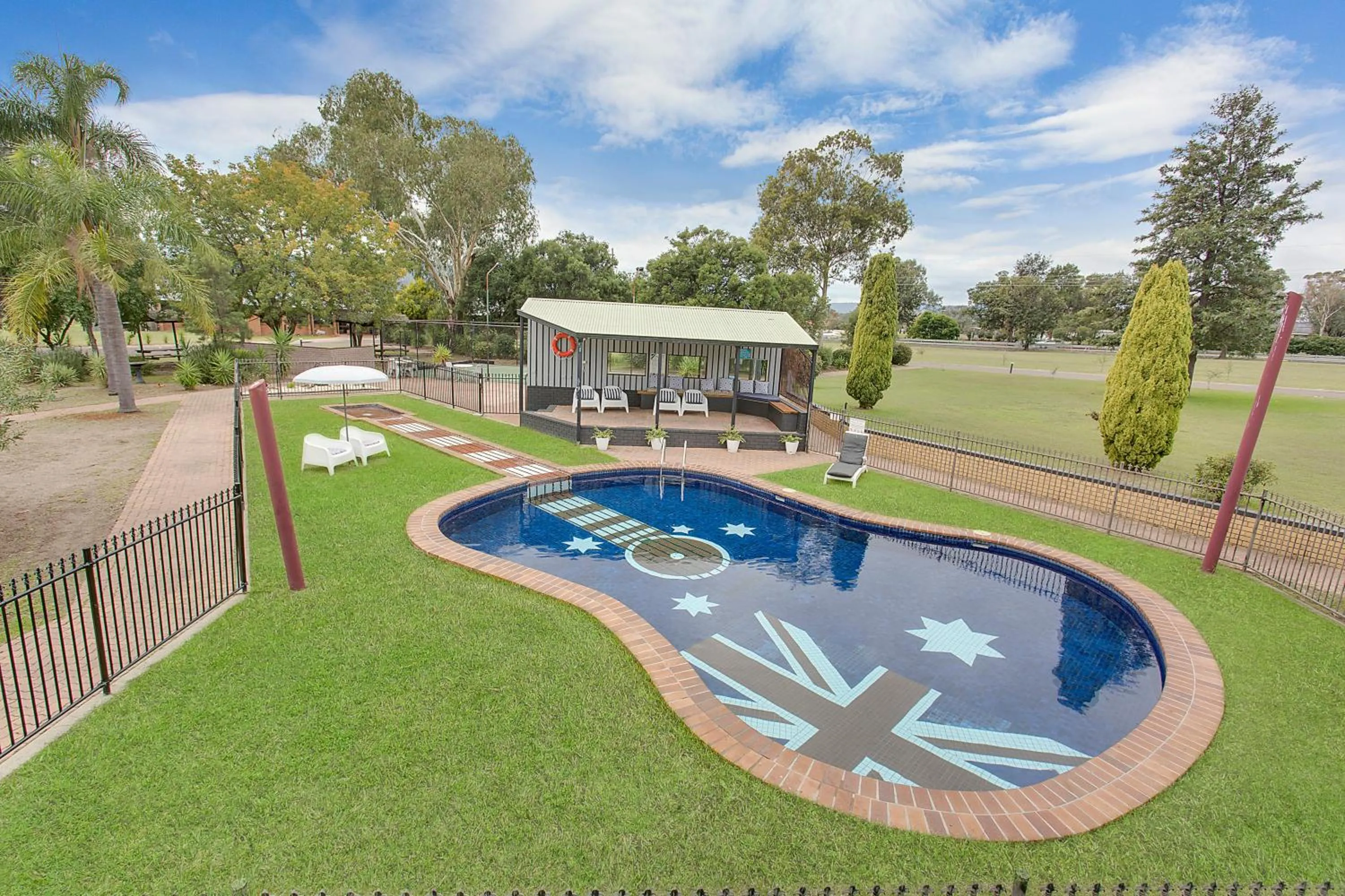 Swimming pool in Econo Lodge Savannah Park Tamworth