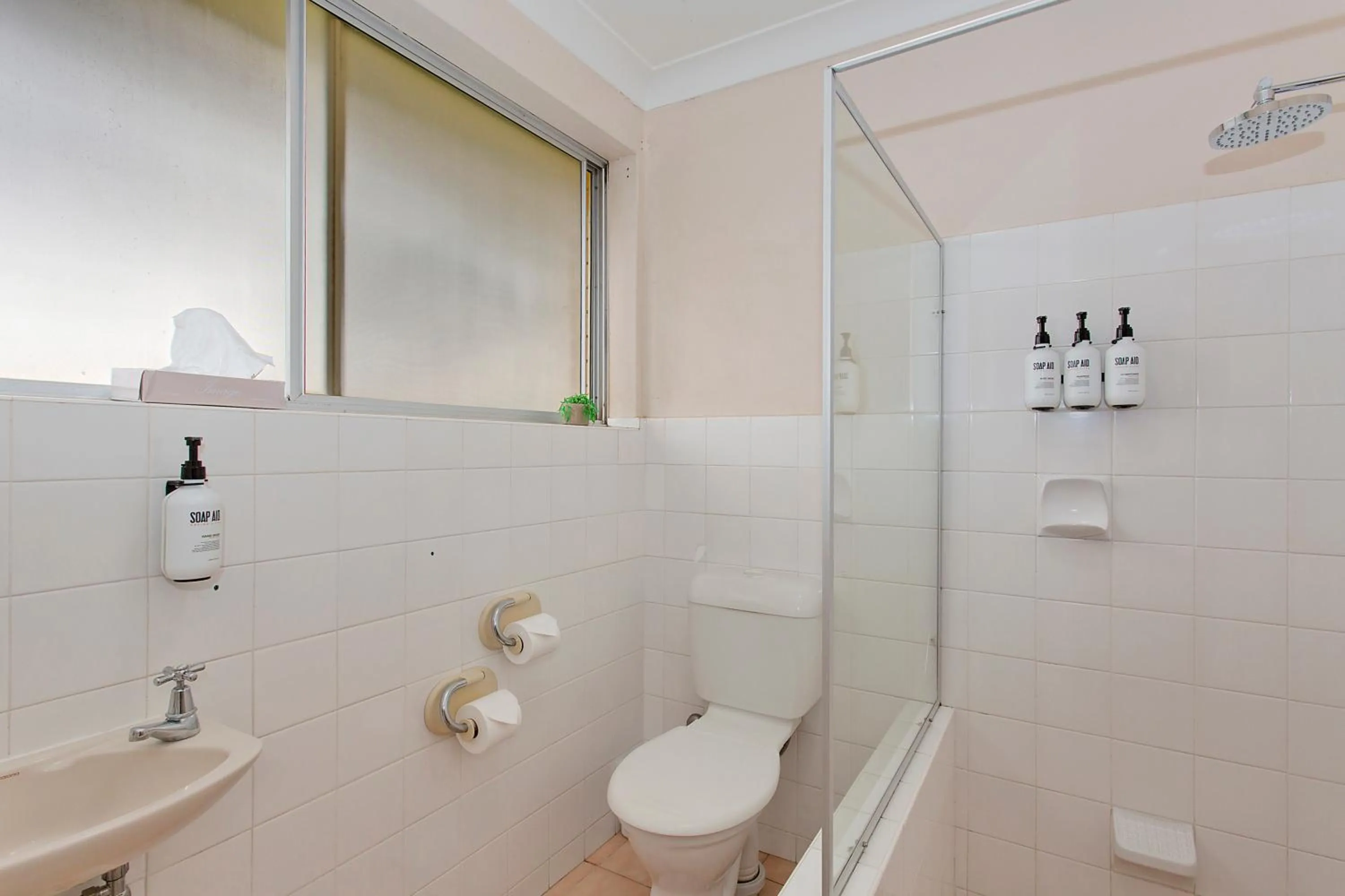 Bathroom in Econo Lodge Savannah Park Tamworth