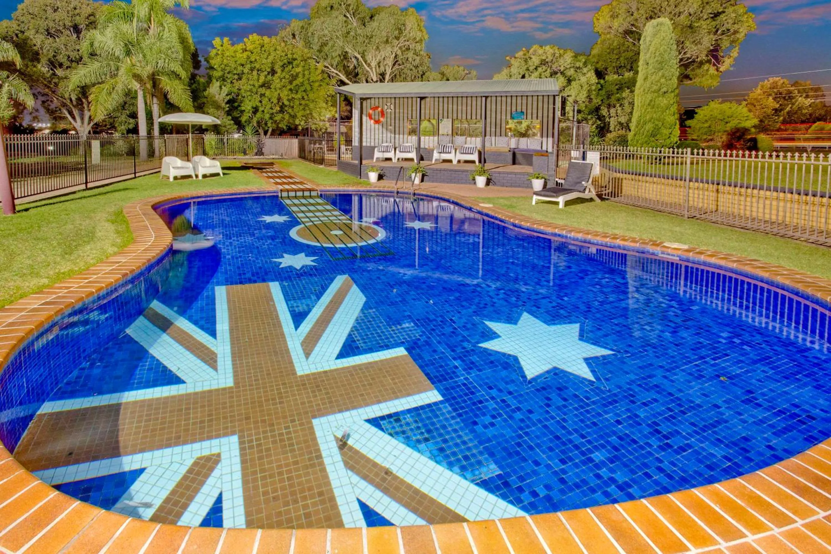 Swimming pool in Econo Lodge Savannah Park Tamworth