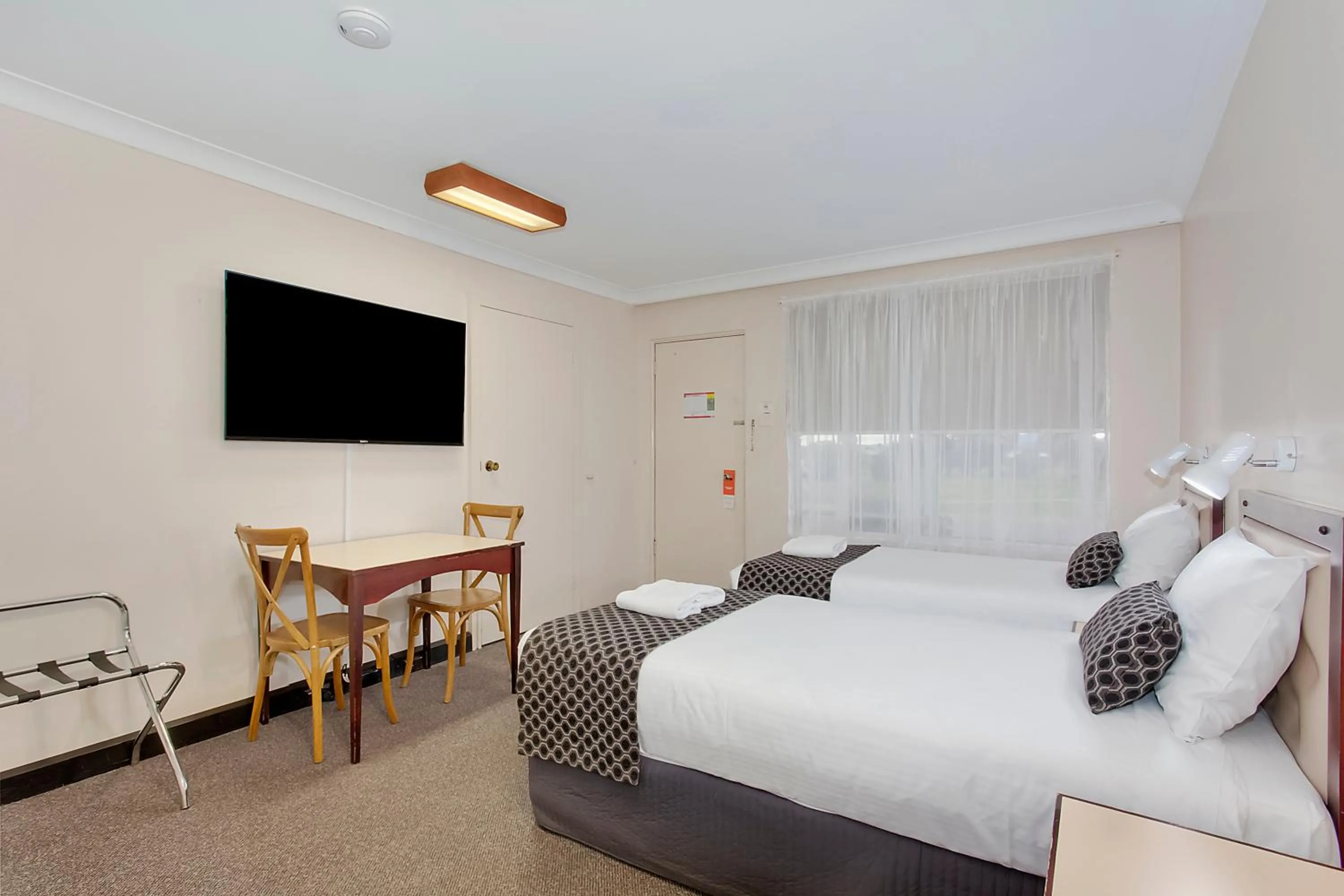 Bedroom, Bed in Econo Lodge Savannah Park Tamworth