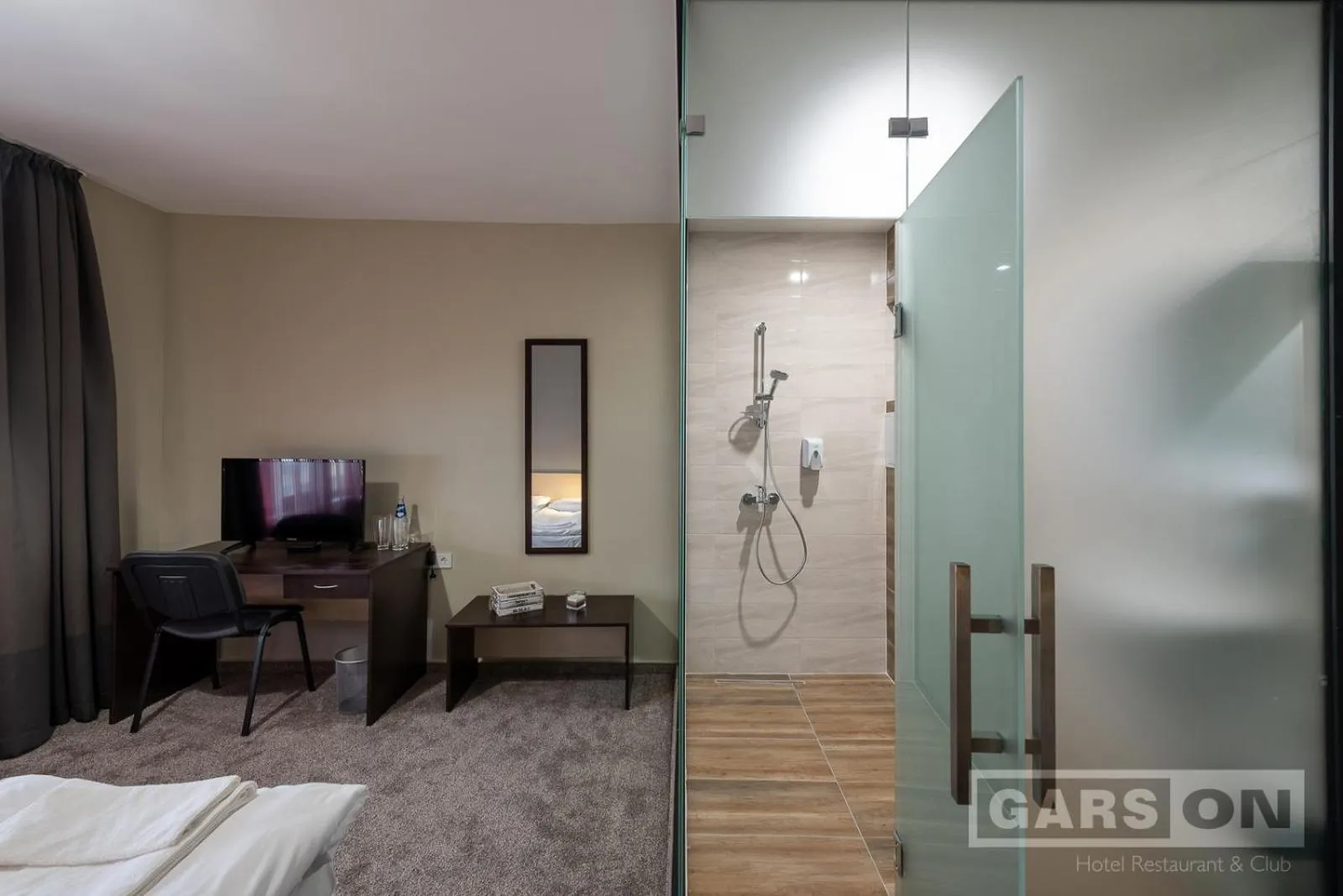 Shower, Bed in GarsON