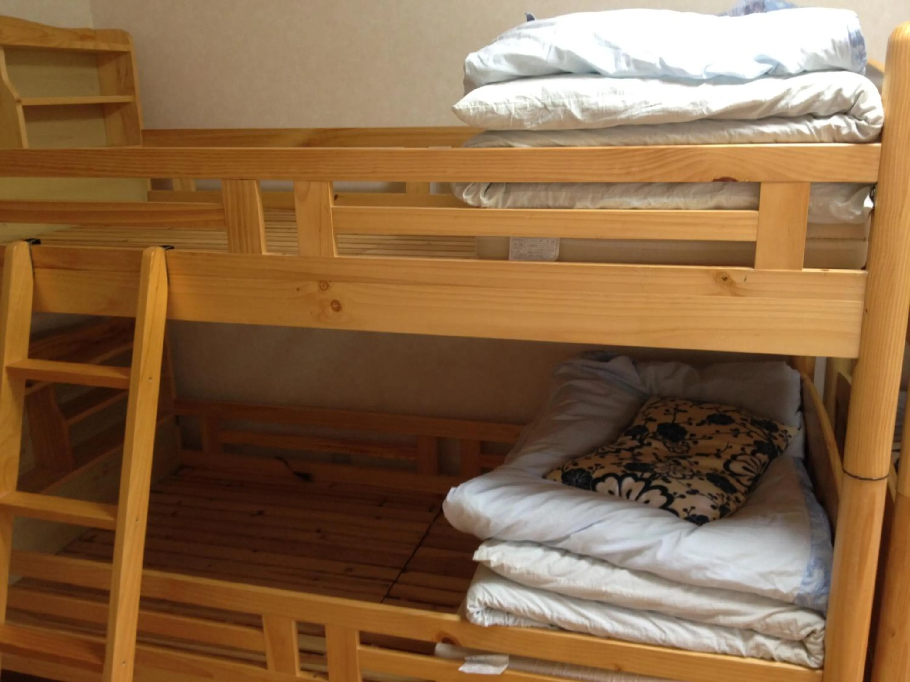 bunk bed, Bed in Beppu Yukemuri-no-oka Youth Hostel