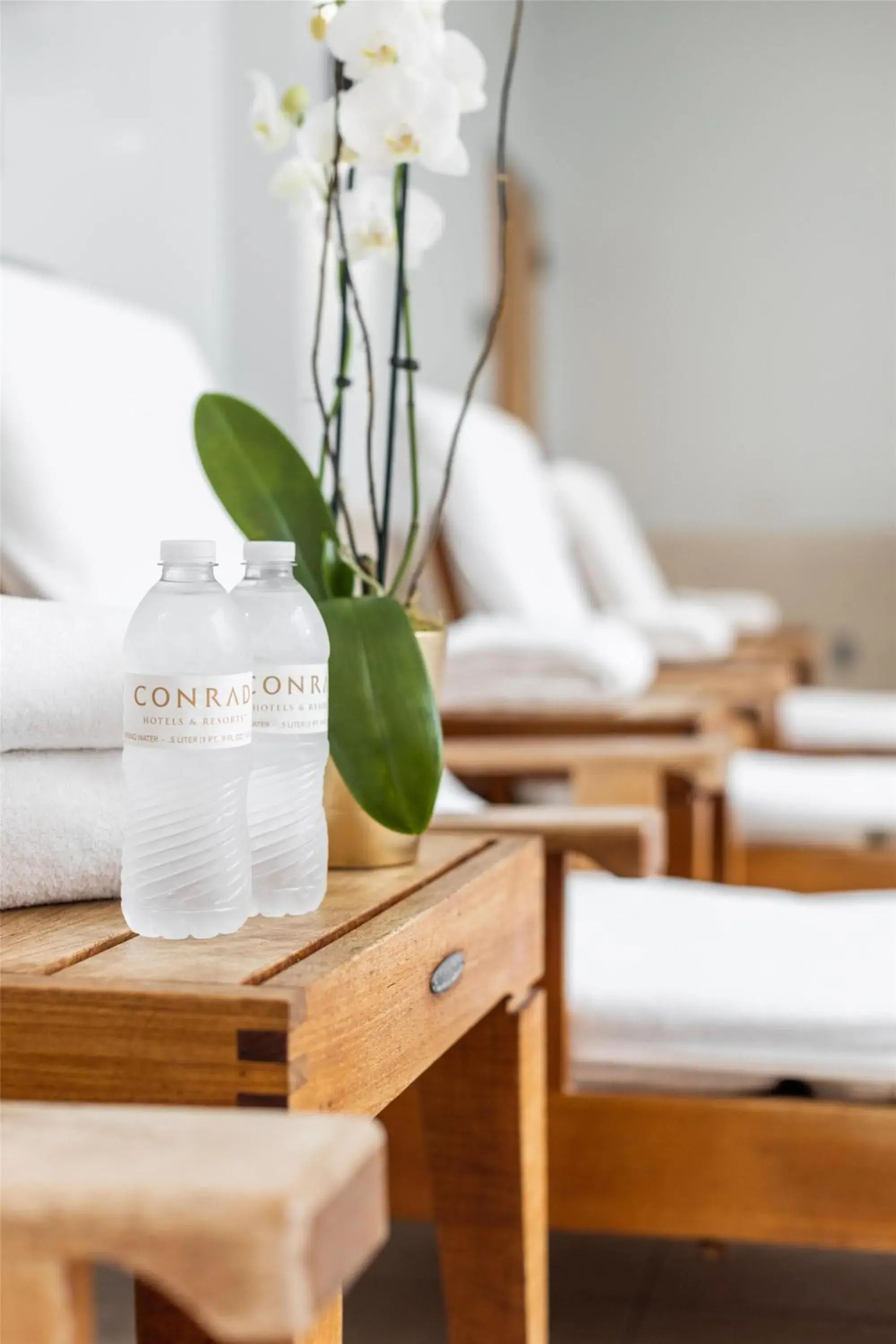 Pool view, Bed in Conrad Indianapolis Pool view, Bed in Conrad Indianapolis