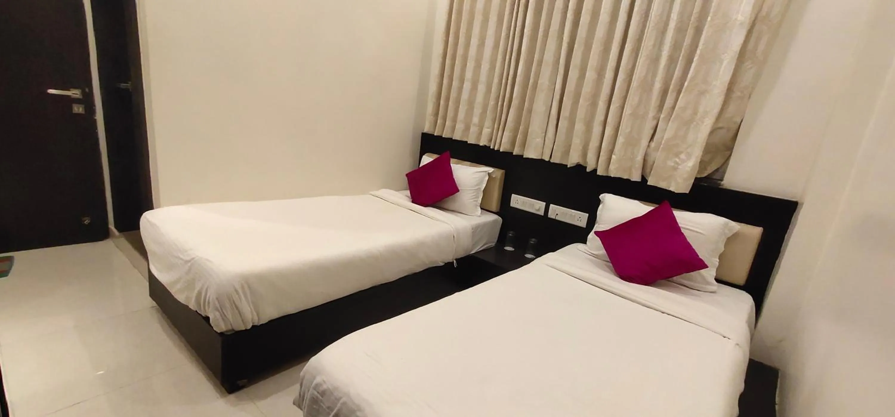 Bedroom, Bed in Hotel Suryansh