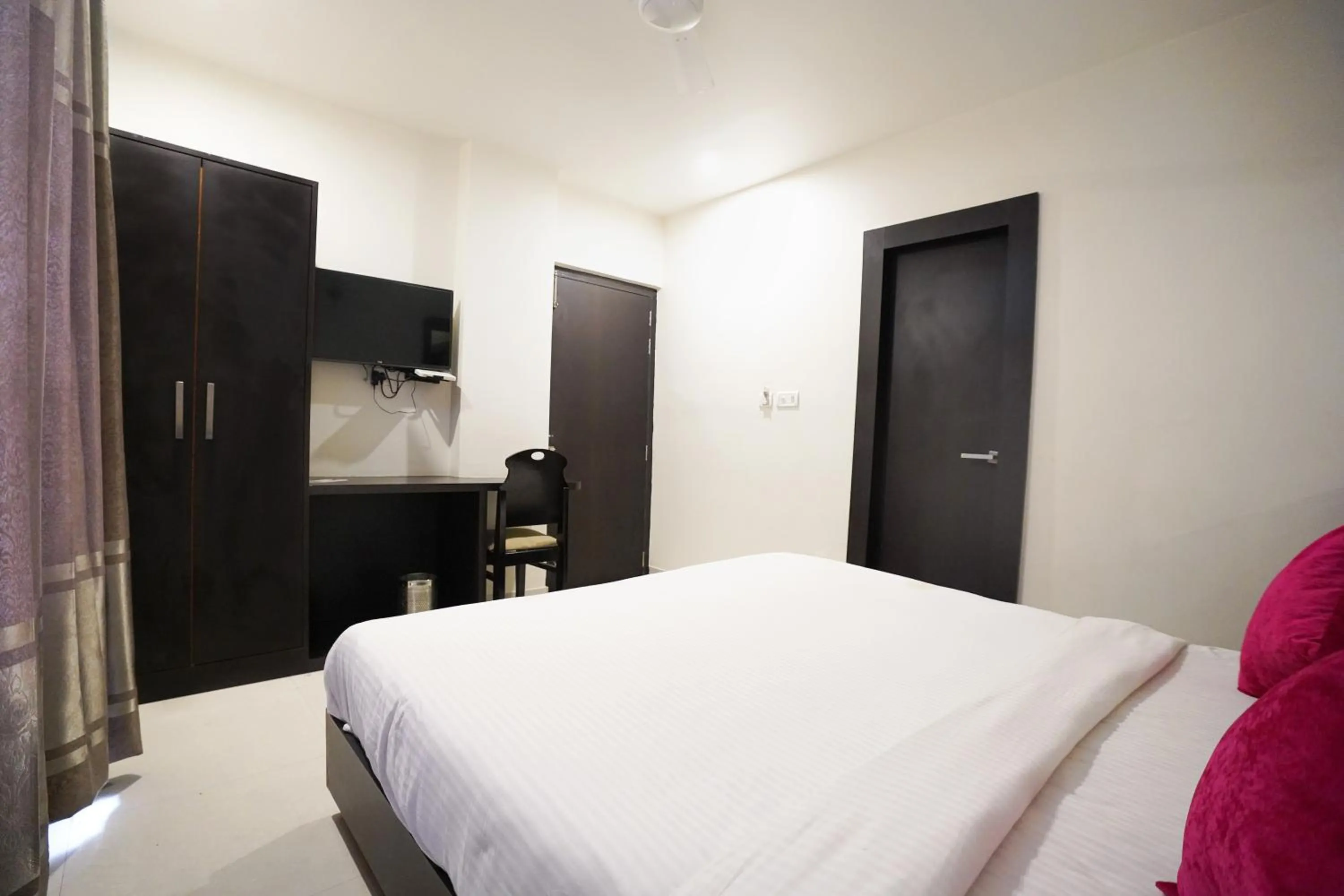 TV and multimedia, Bed in Hotel Suryansh