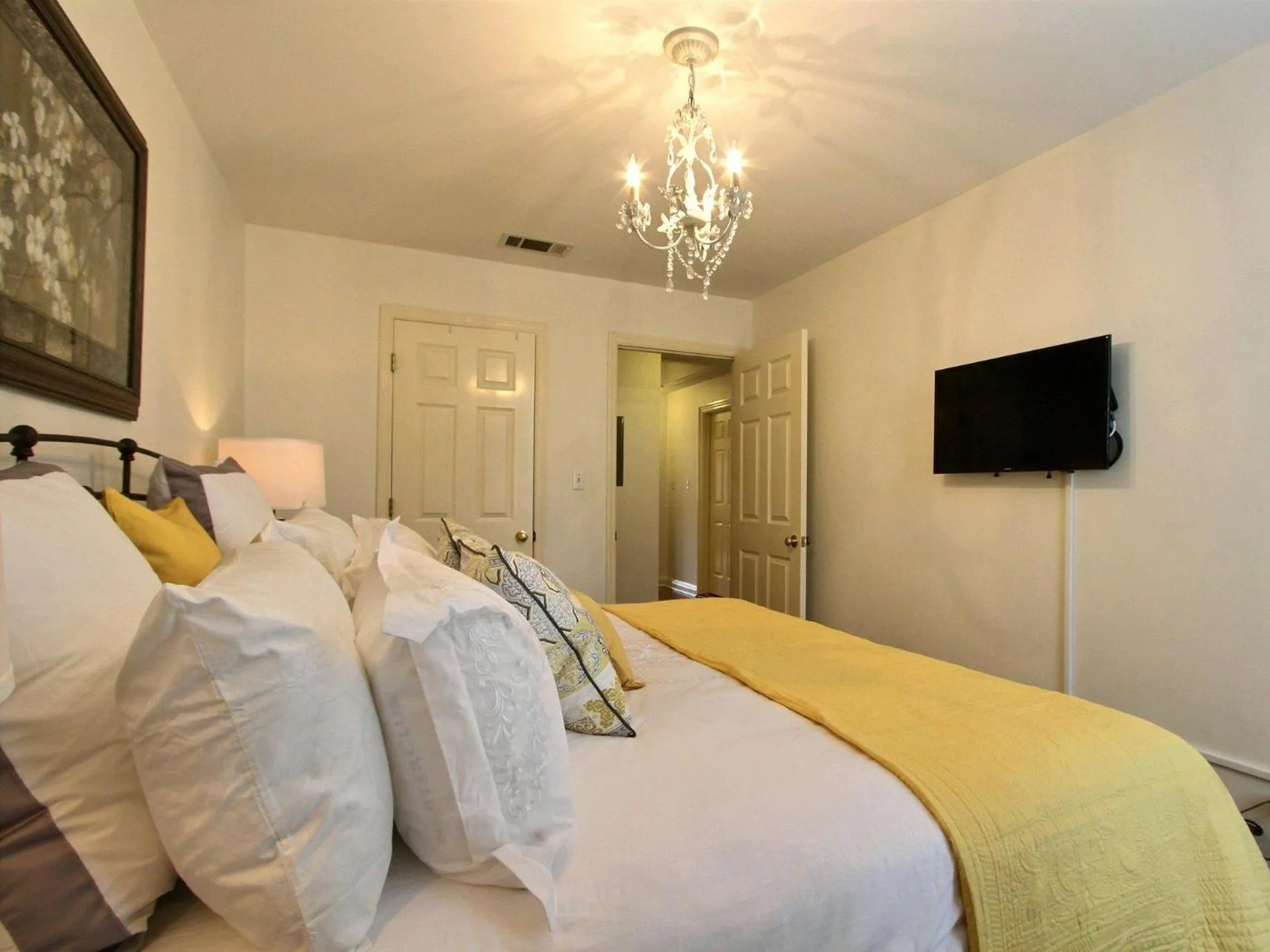 Bed in Fountain View Cottage