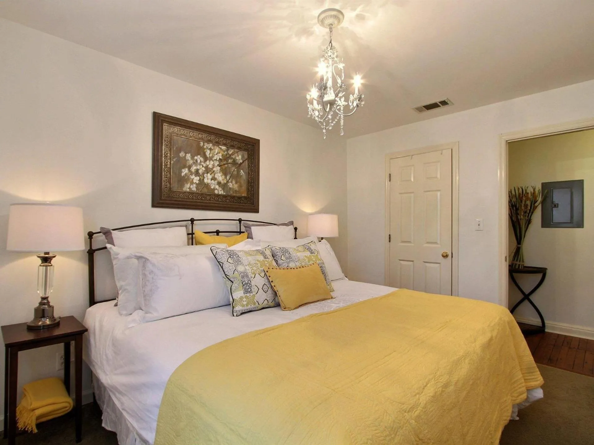 Bed in Fountain View Cottage