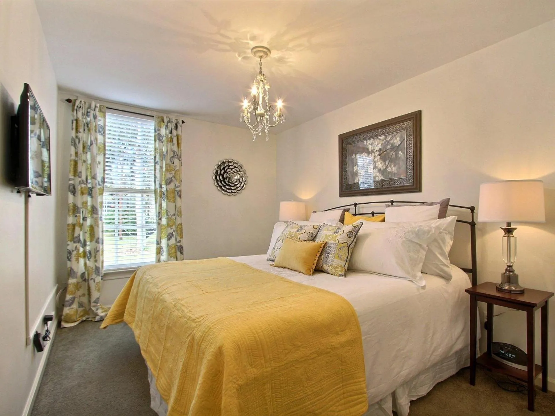 Bed in Fountain View Cottage