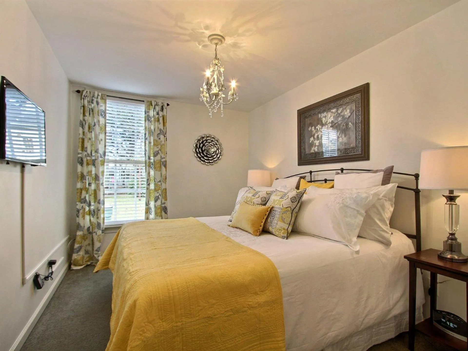 Bed in Fountain View Cottage