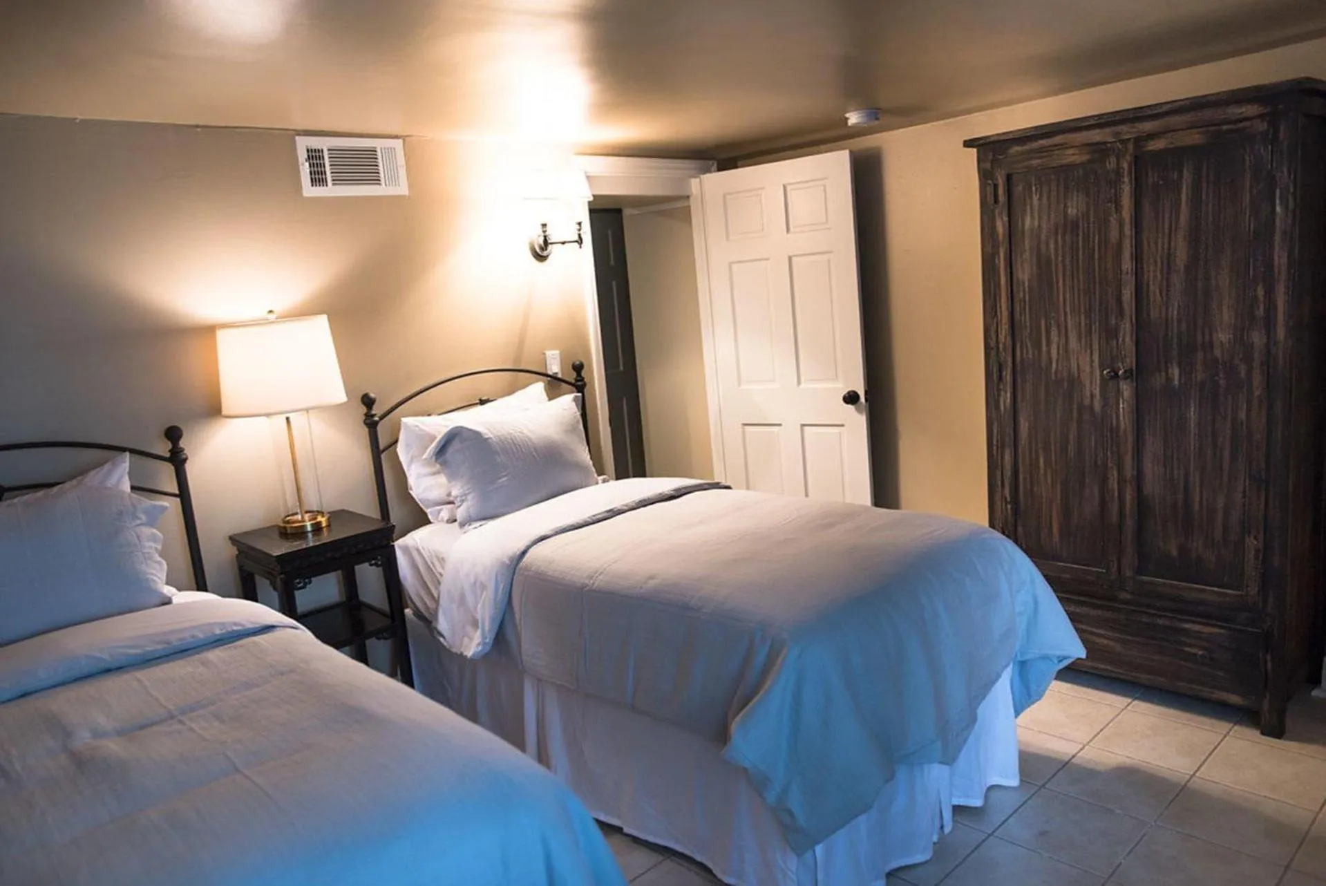 Bed in Orleans Square