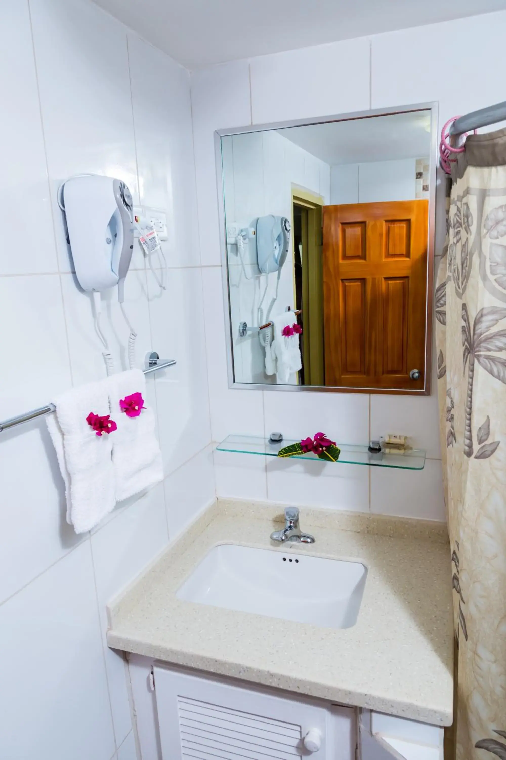 Double or Twin Room with Sea View in Crown Point Beach Hotel Double or Twin Room with Sea View in Crown Point Beach Hotel