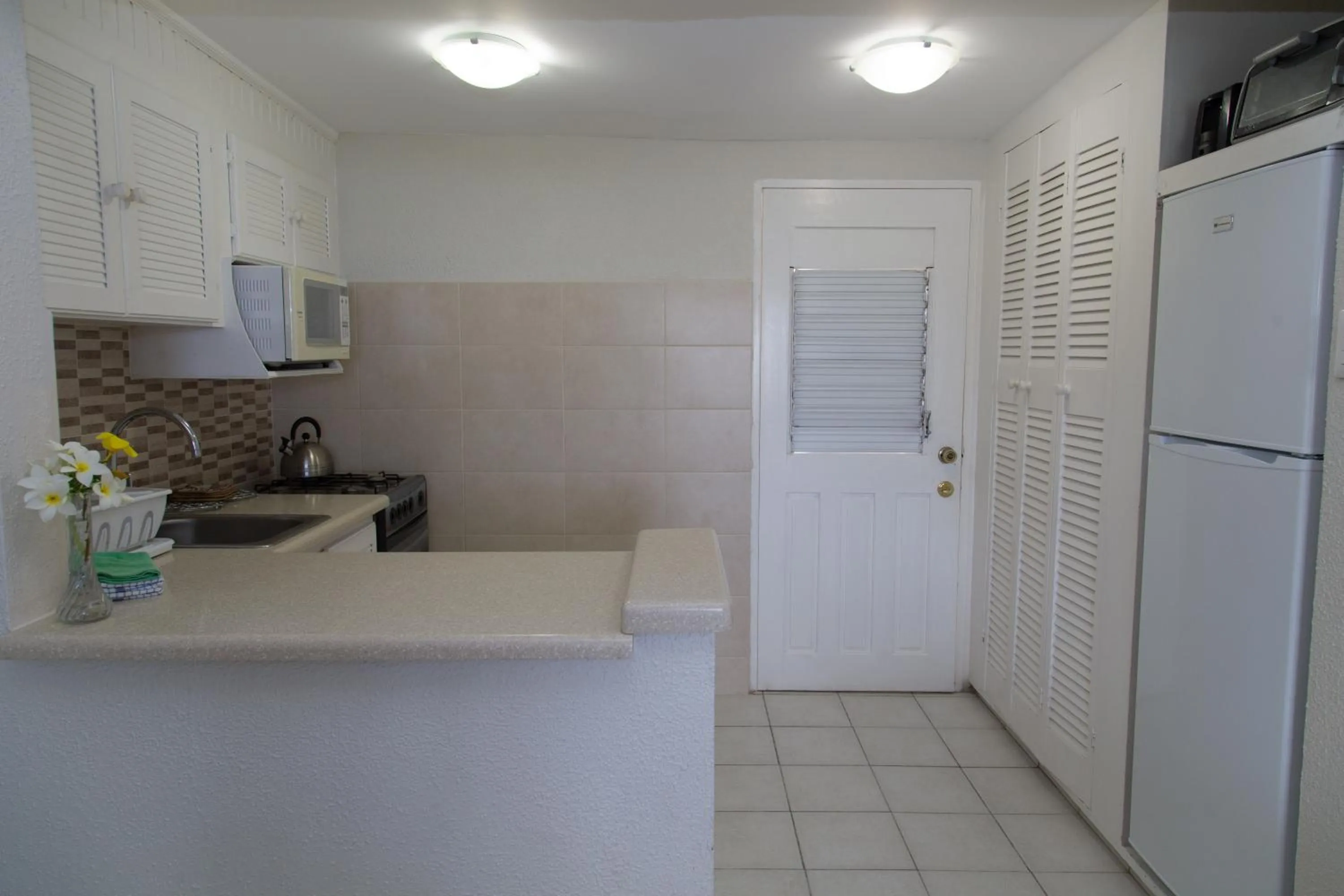 Kitchen or kitchenette in Crown Point Beach Hotel