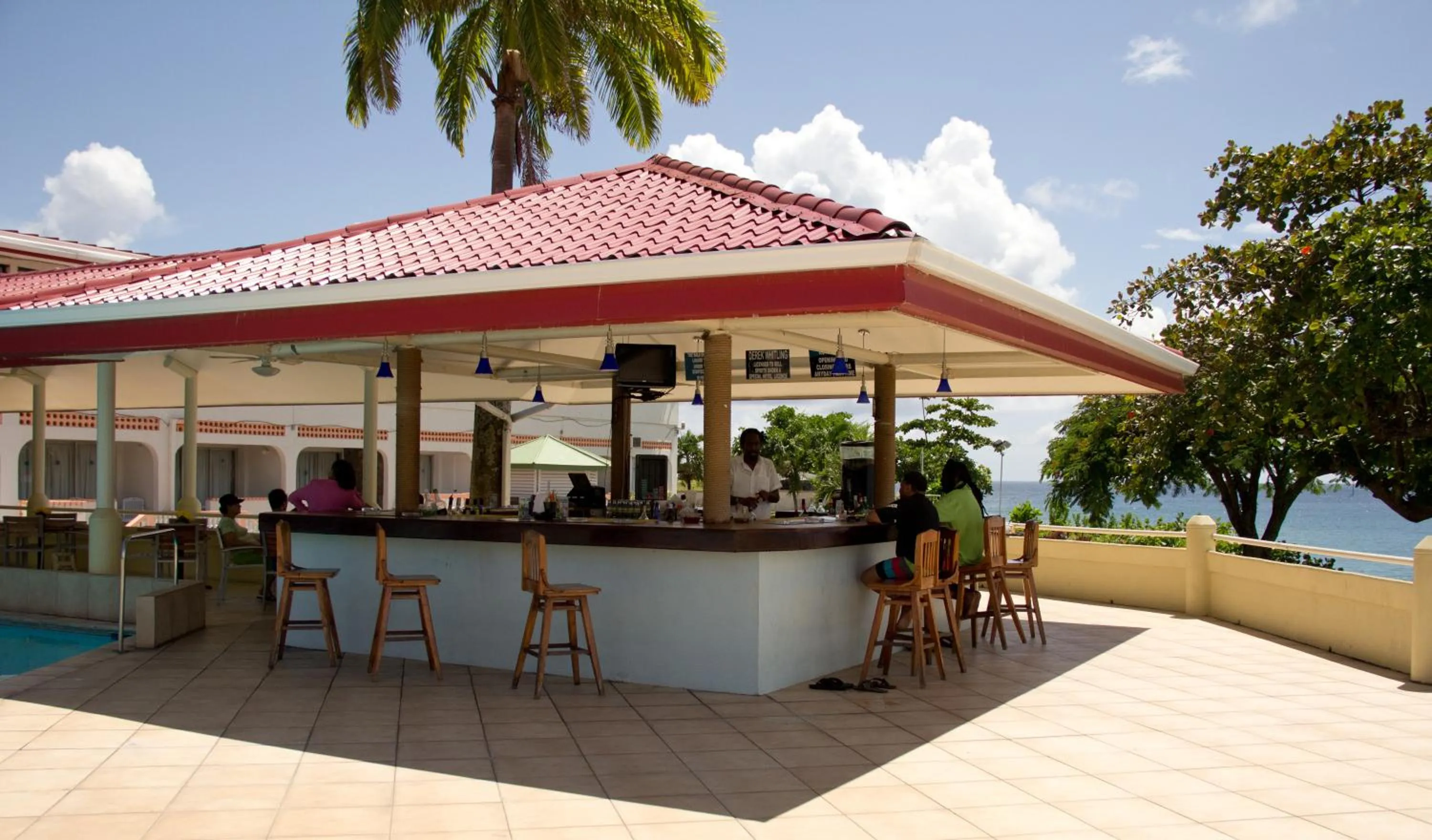 Lounge or bar in Crown Point Beach Hotel
