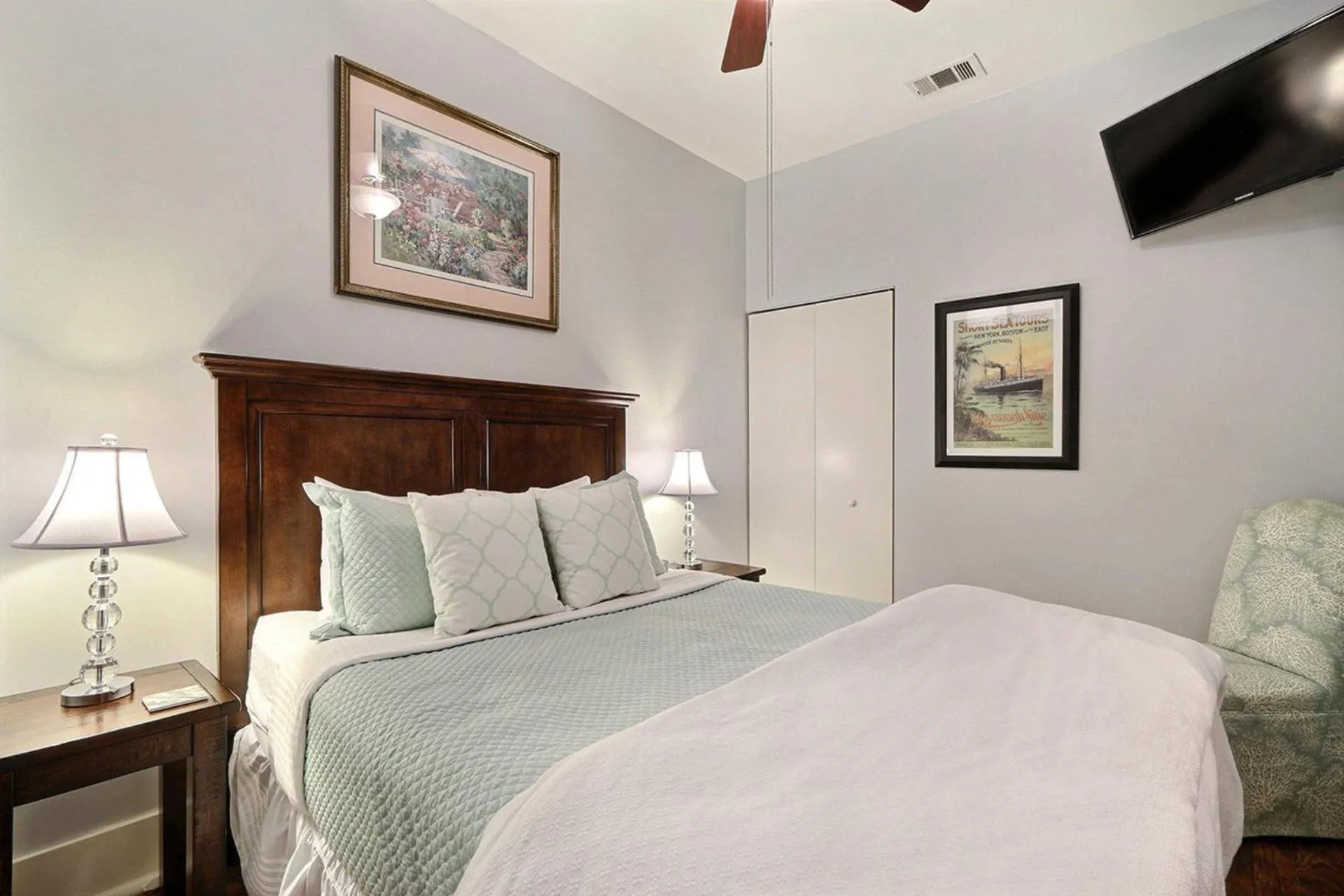 Bed in Ellis Square Loft