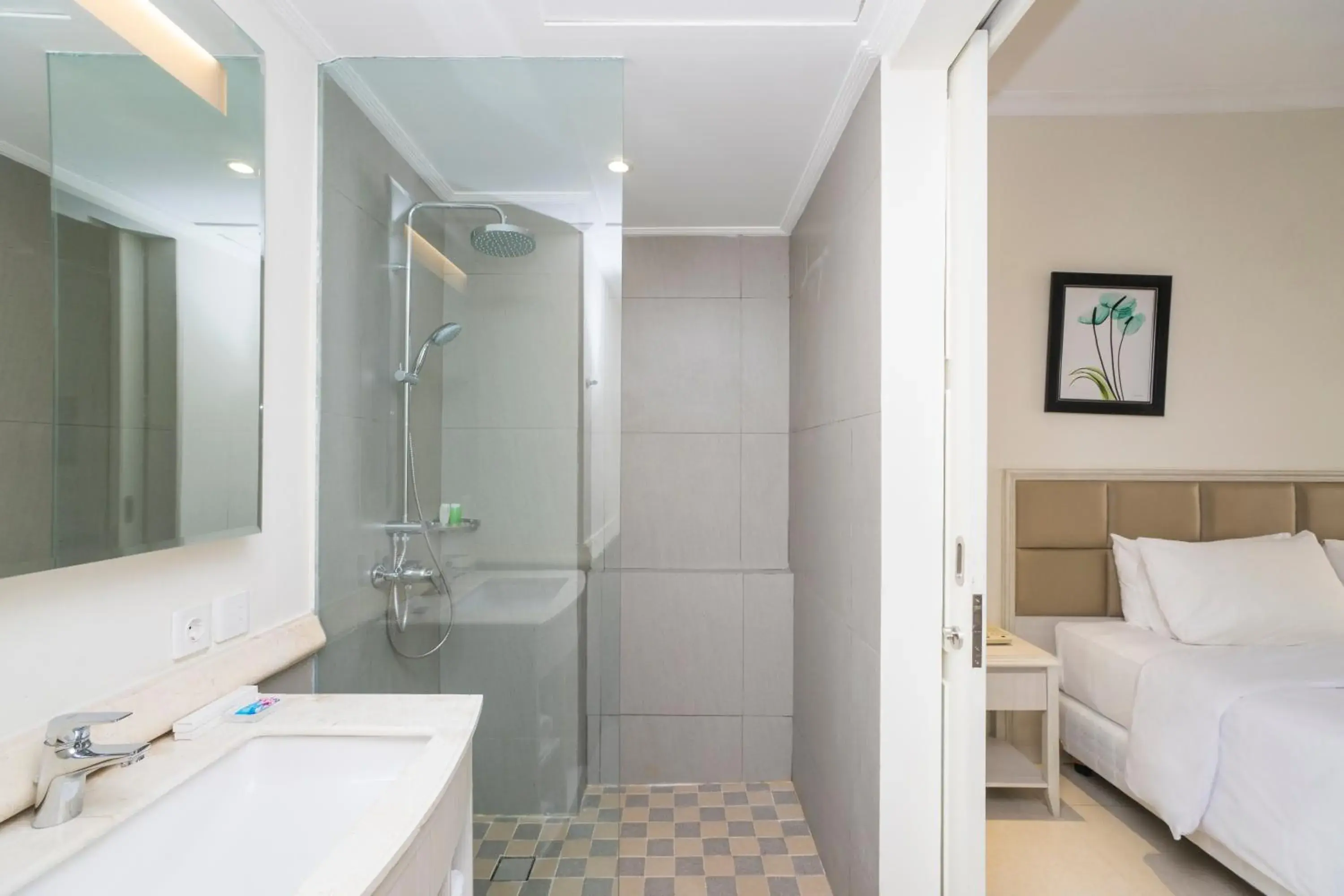 Bathroom, Bed in Alron Hotel Kuta Bathroom, Bed in Alron Hotel Kuta