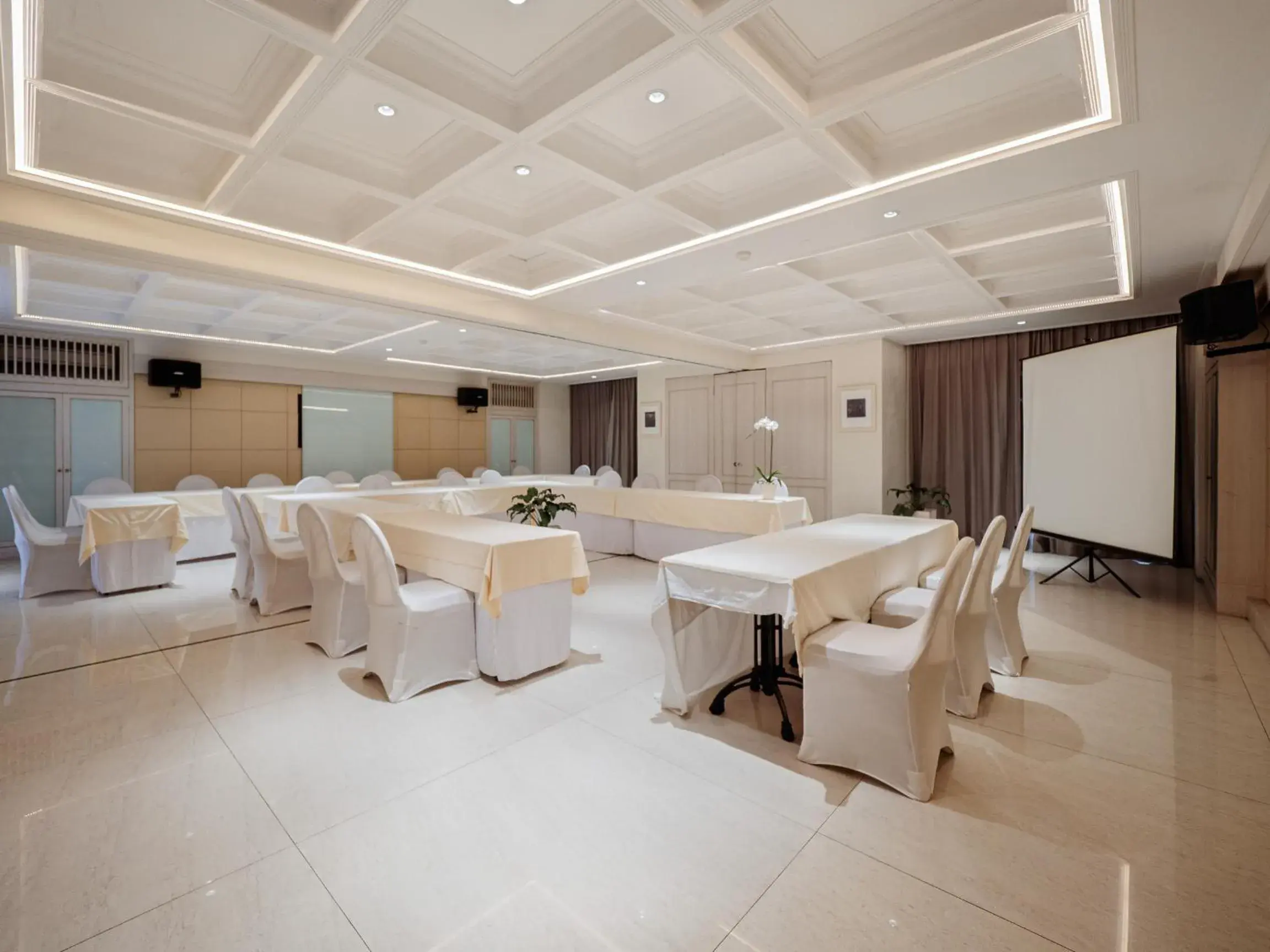 Living room in Alron Hotel Kuta Powered by Archipelago Living room in Alron Hotel Kuta Powered by Archipelago