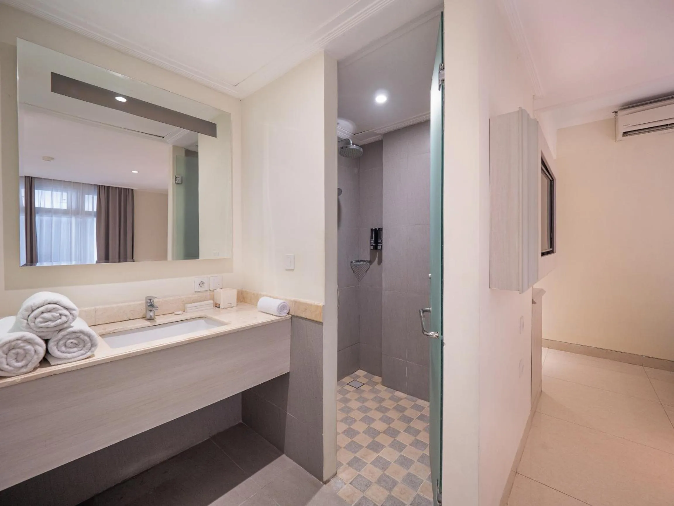 Shower in Alron Hotel Kuta Powered by Archipelago