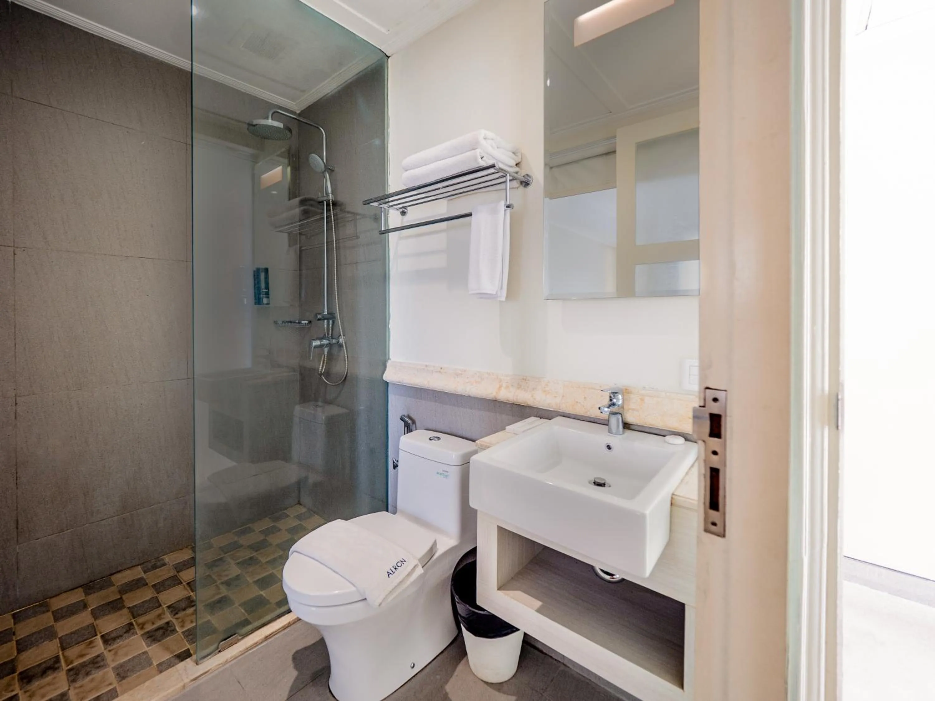 Shower in Alron Hotel Kuta Powered by Archipelago