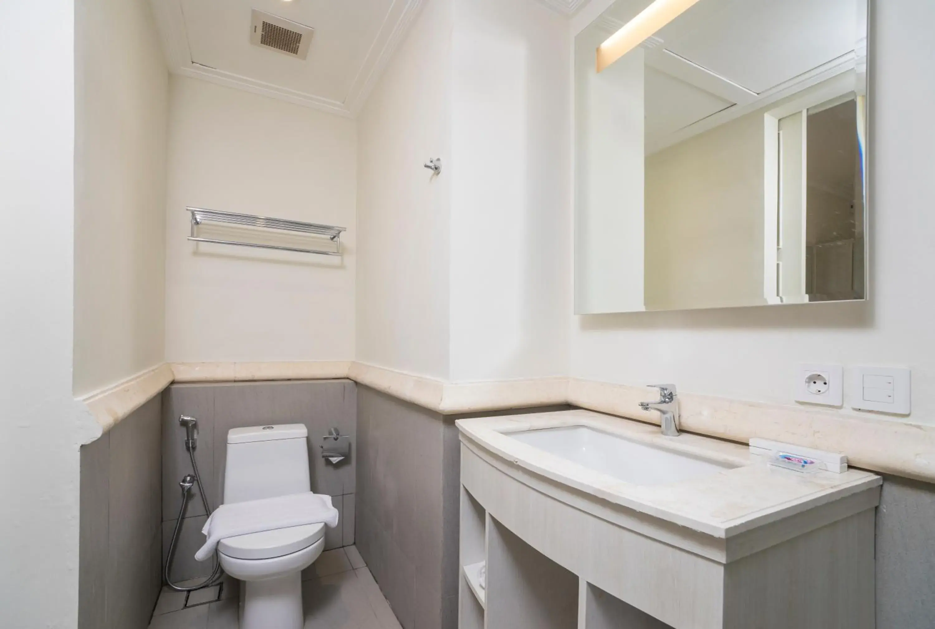 Bathroom in Alron Hotel Kuta Bathroom in Alron Hotel Kuta