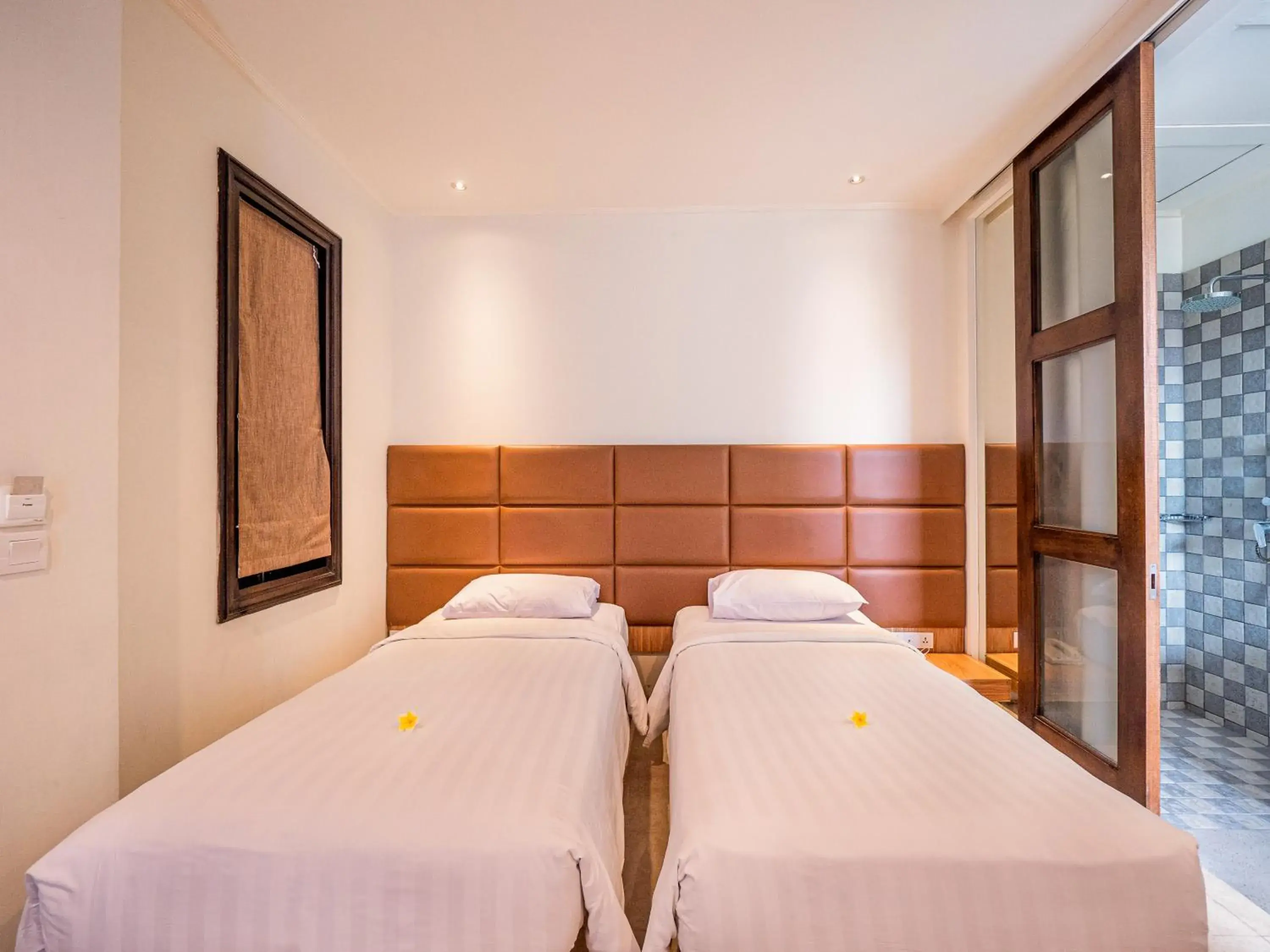 Standard Twin Room in Alron Hotel Kuta Powered by Archipelago Standard Twin Room in Alron Hotel Kuta Powered by Archipelago