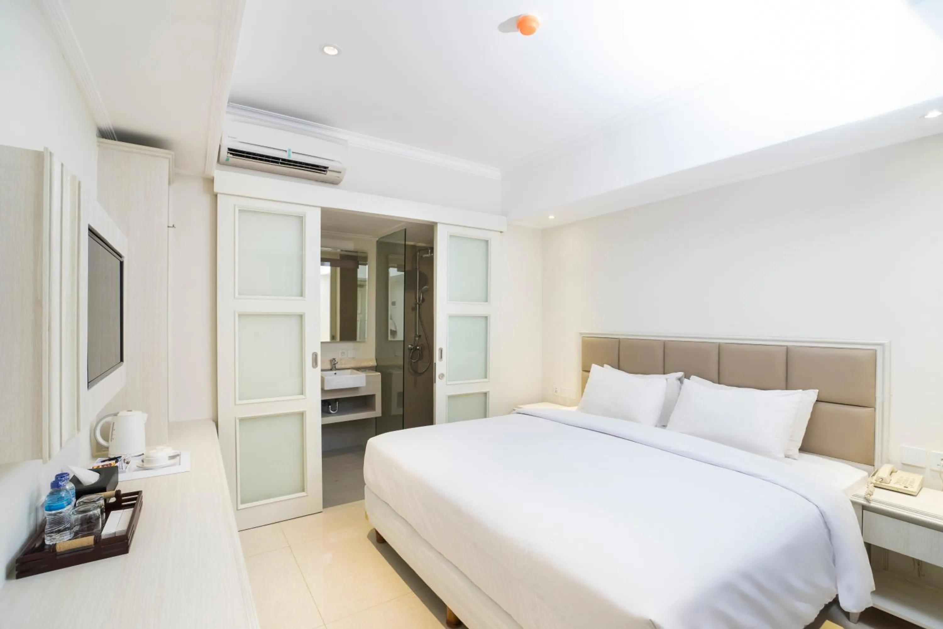 Bedroom, Bed in Alron Hotel Kuta Powered by Archipelago