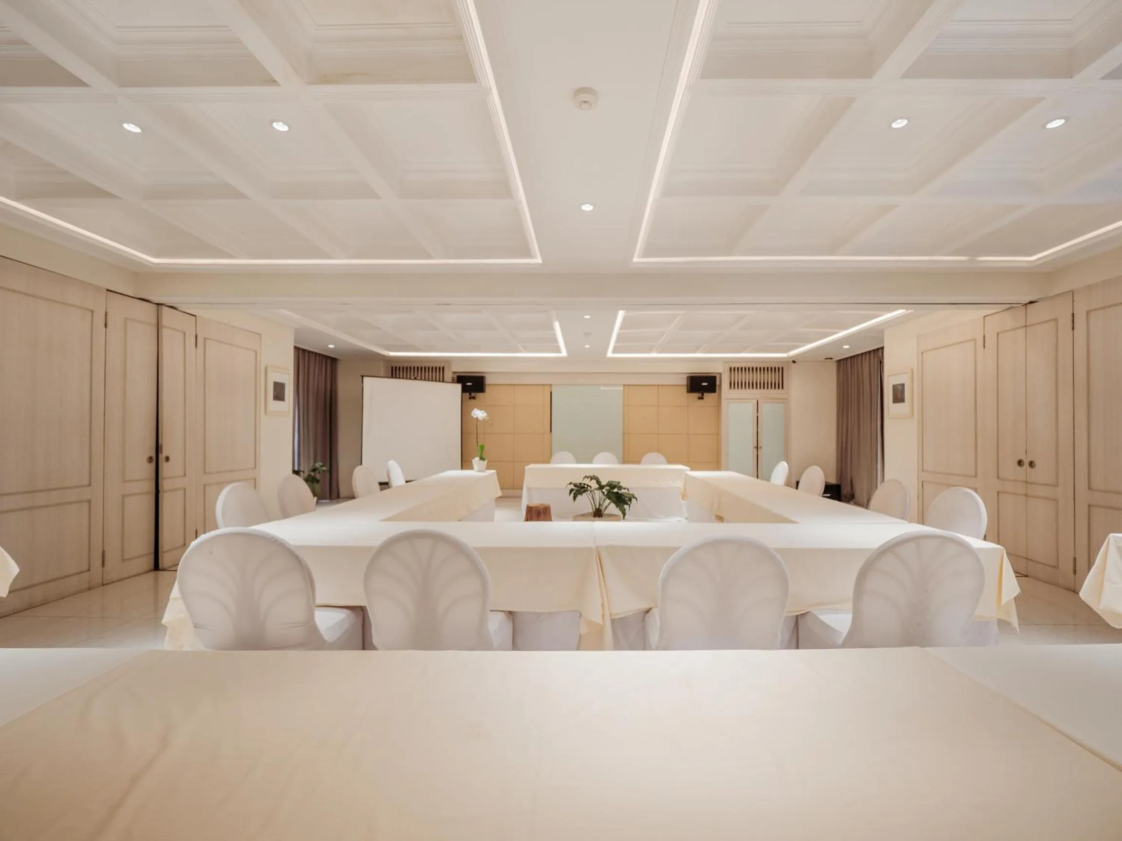 Photo of the whole room, Bed in Alron Hotel Kuta Powered by Archipelago