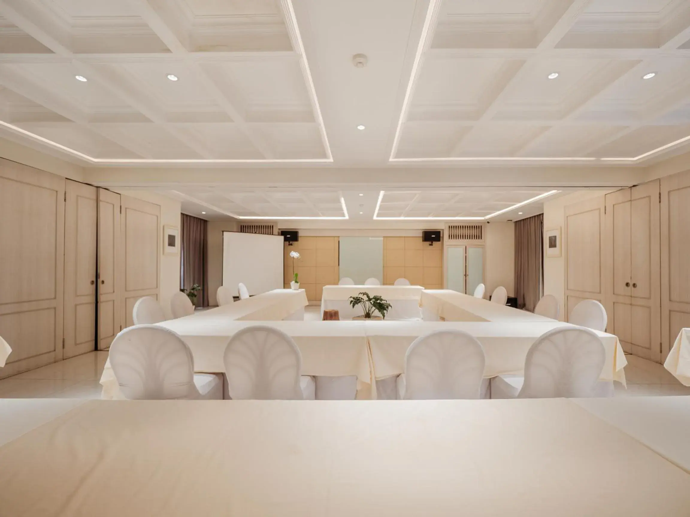 Photo of the whole room, Bed in Alron Hotel Kuta Powered by Archipelago Photo of the whole room, Bed in Alron Hotel Kuta Powered by Archipelago