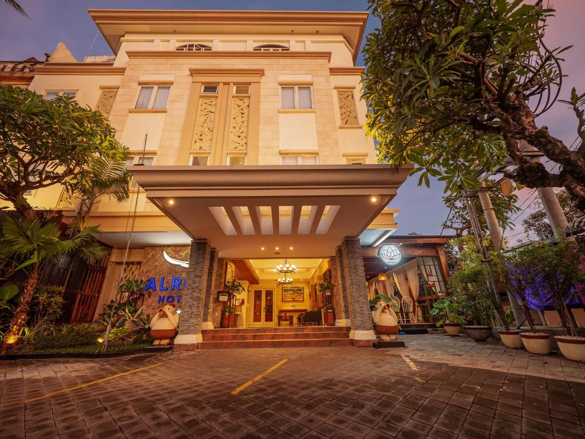 Property building in Alron Hotel Kuta Powered by Archipelago Property building in Alron Hotel Kuta Powered by Archipelago