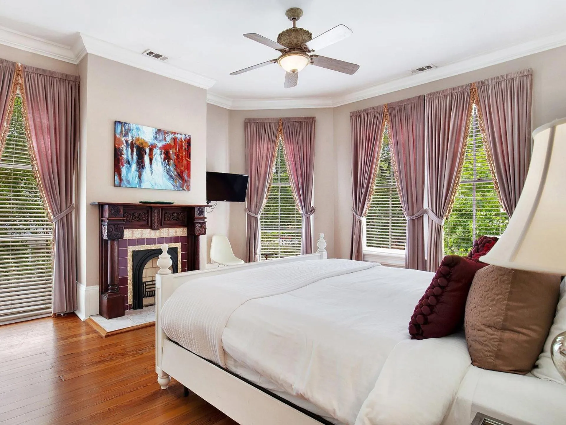 Bed in Whitfield Square