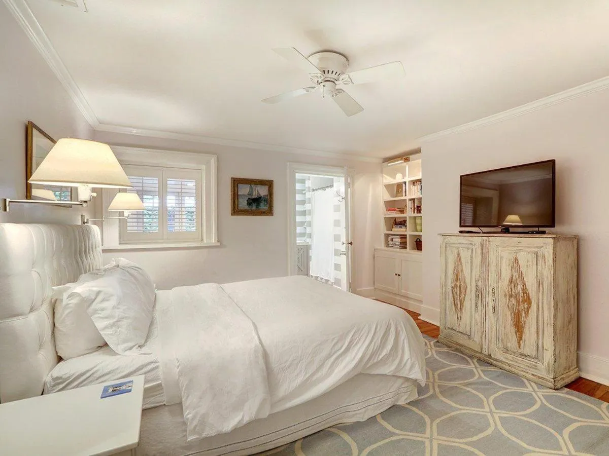 Bed in Jones Street Retreat