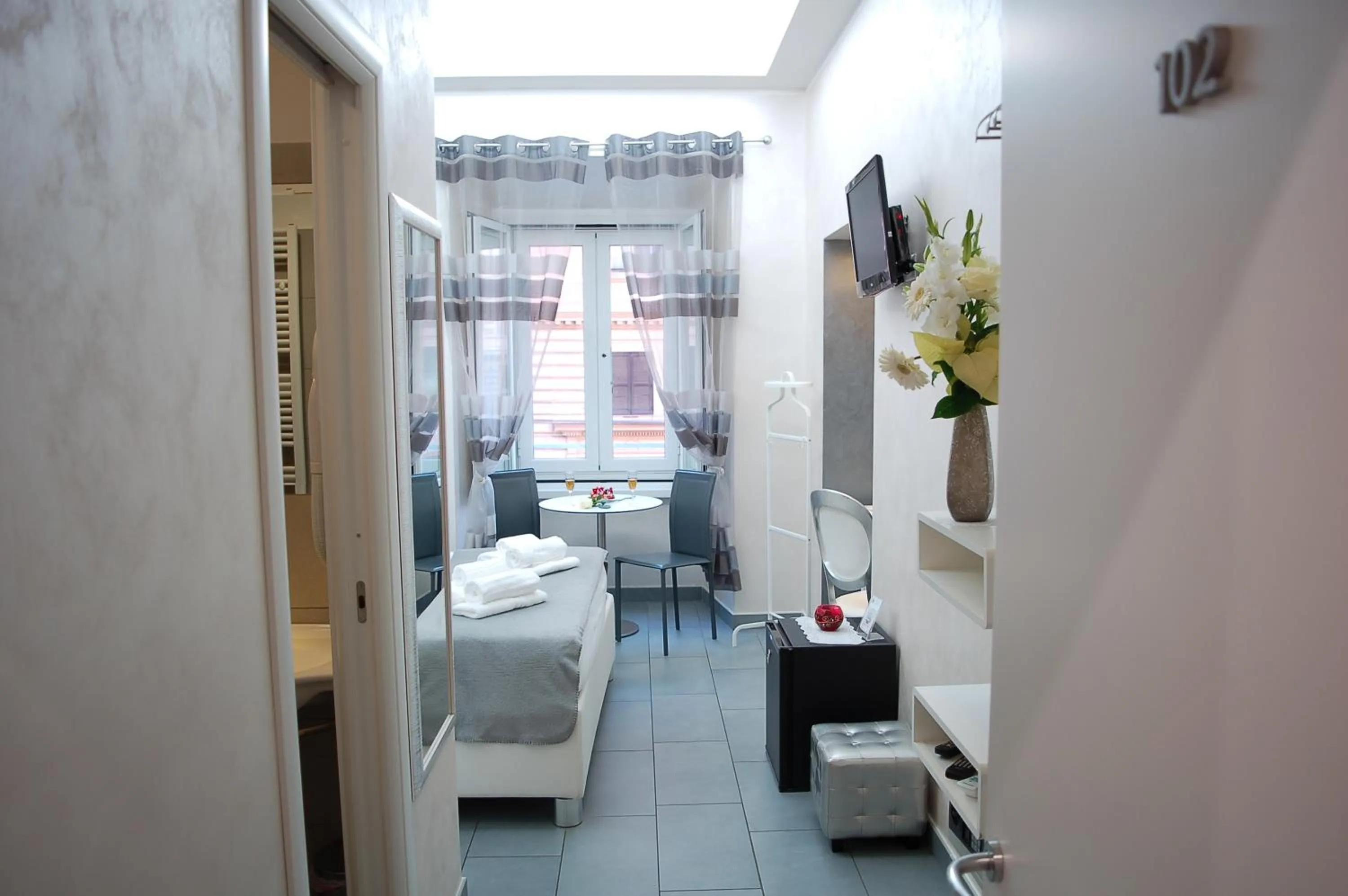 Photo of the whole room, Bed in Relais Cavour Inn