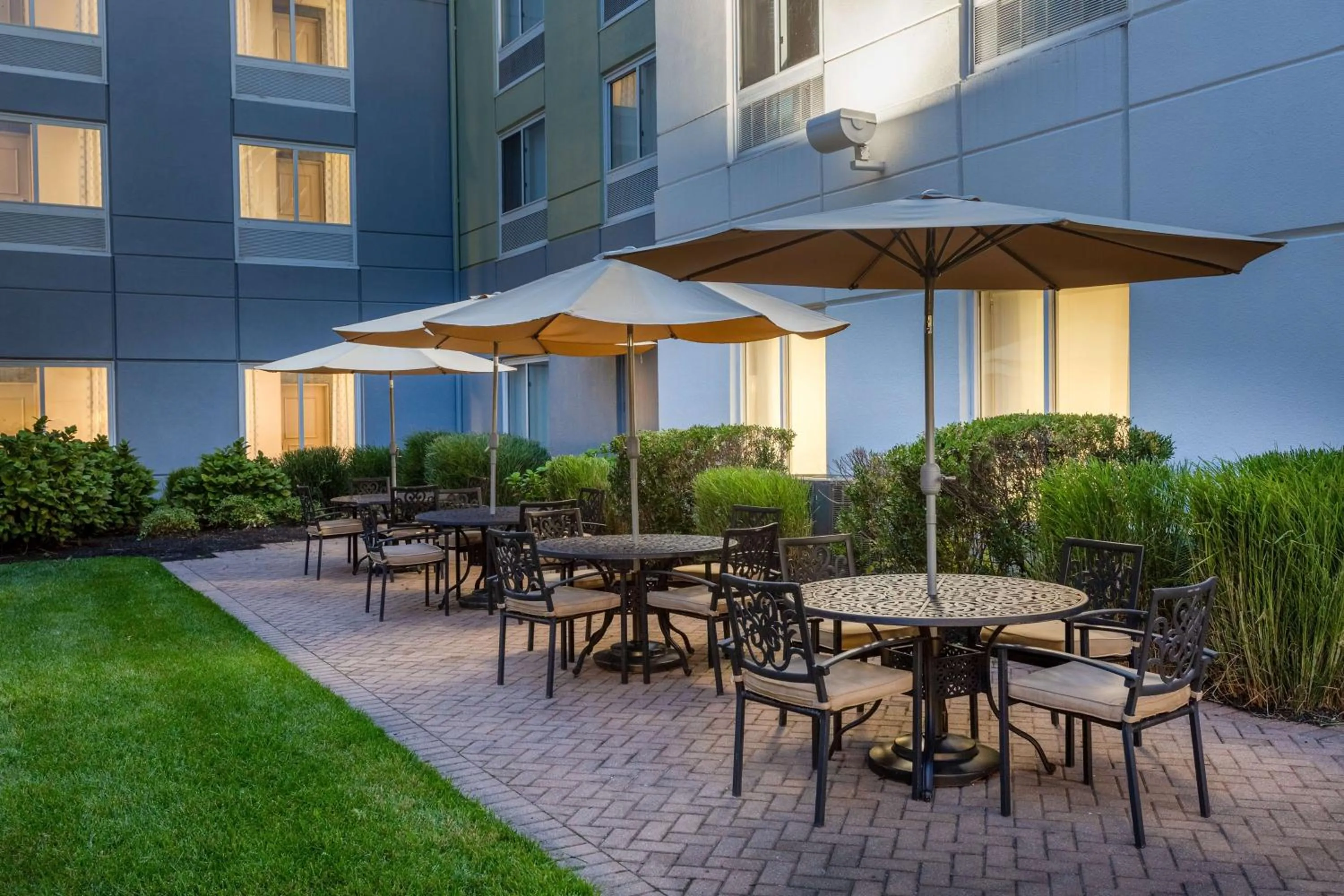 Patio in Hilton Garden Inn Islip/MacArthur Airport
