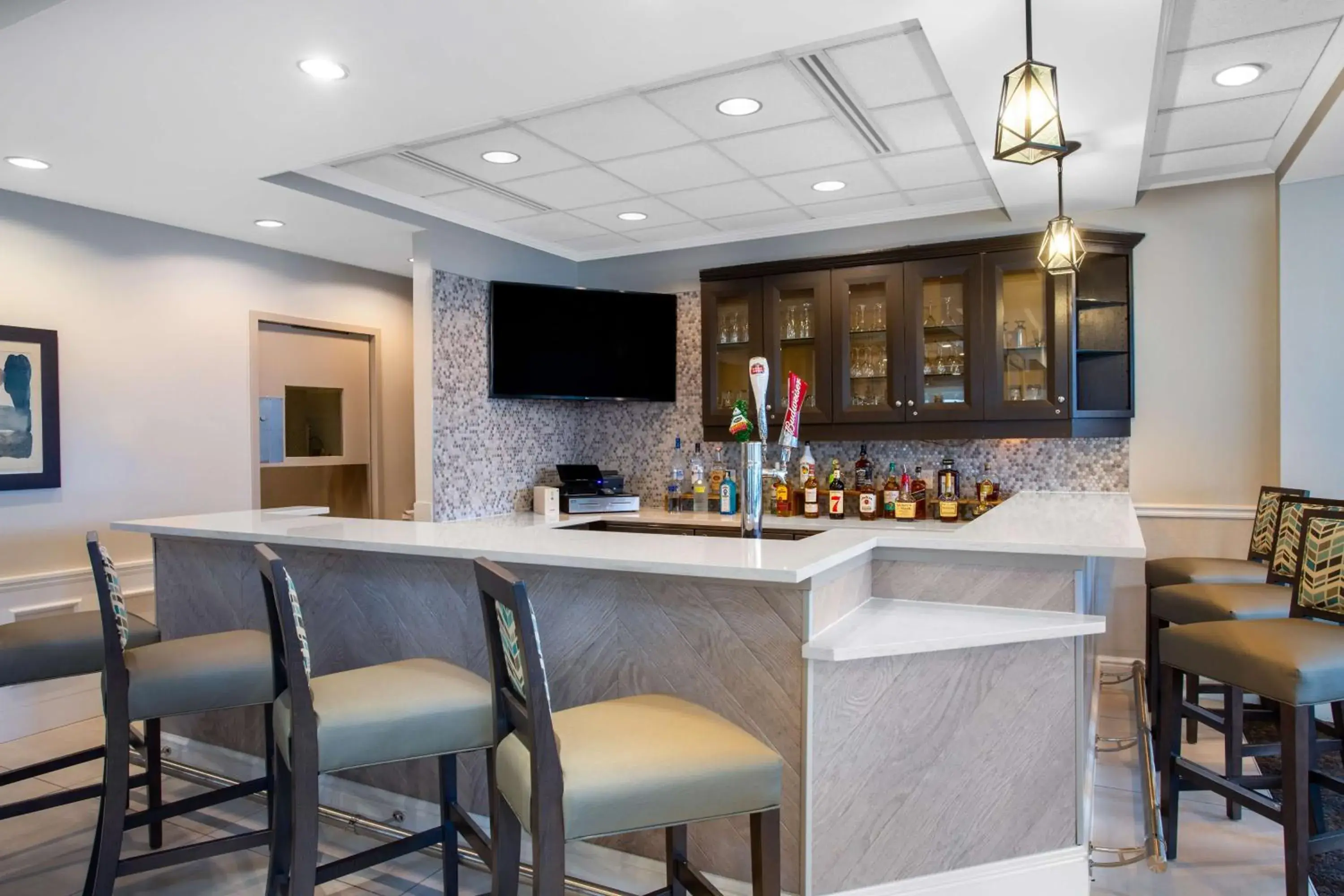 Lounge or bar in Hilton Garden Inn Islip/MacArthur Airport Lounge or bar in Hilton Garden Inn Islip/MacArthur Airport