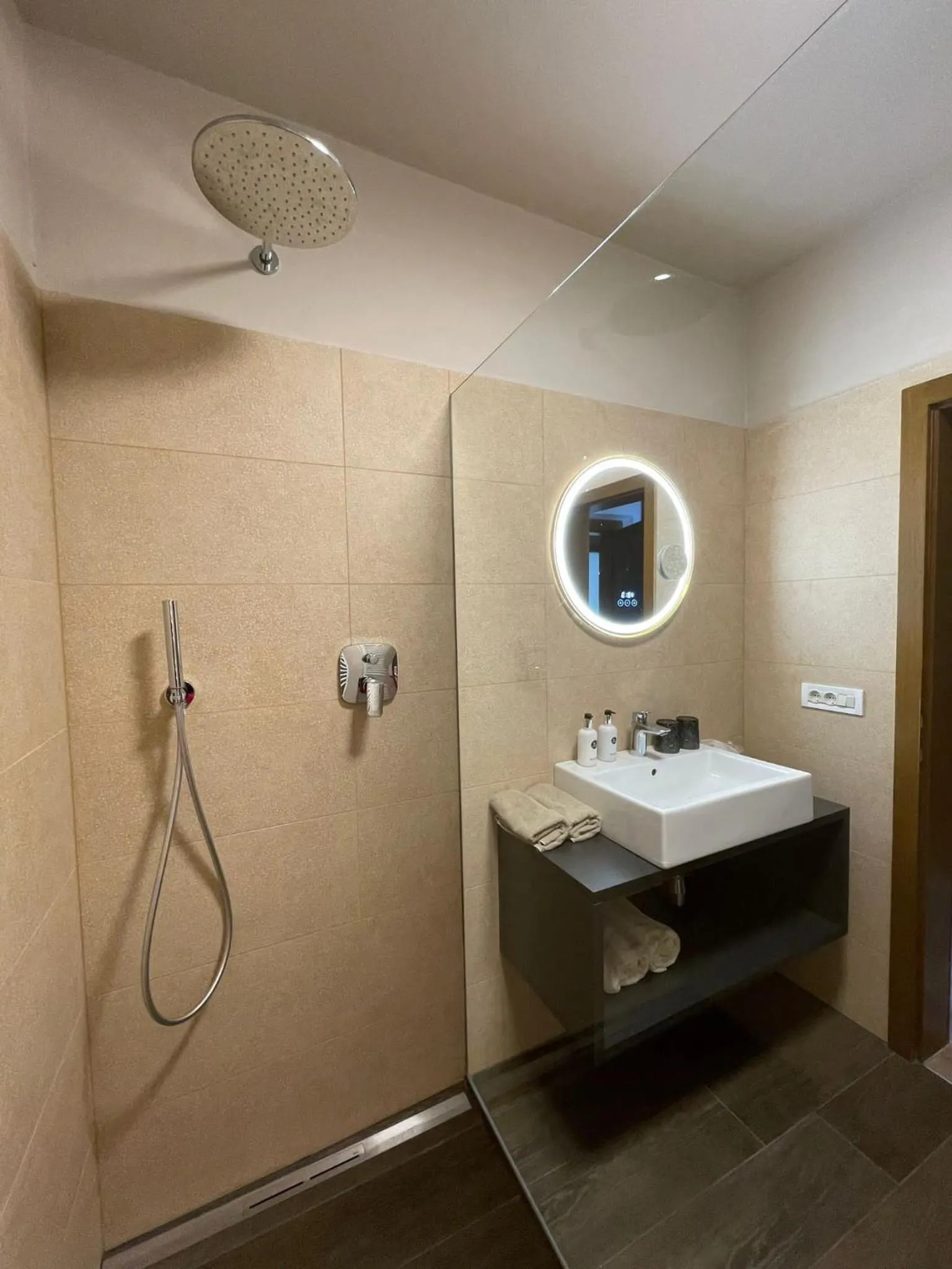 Shower in Hotel Residence MaVie