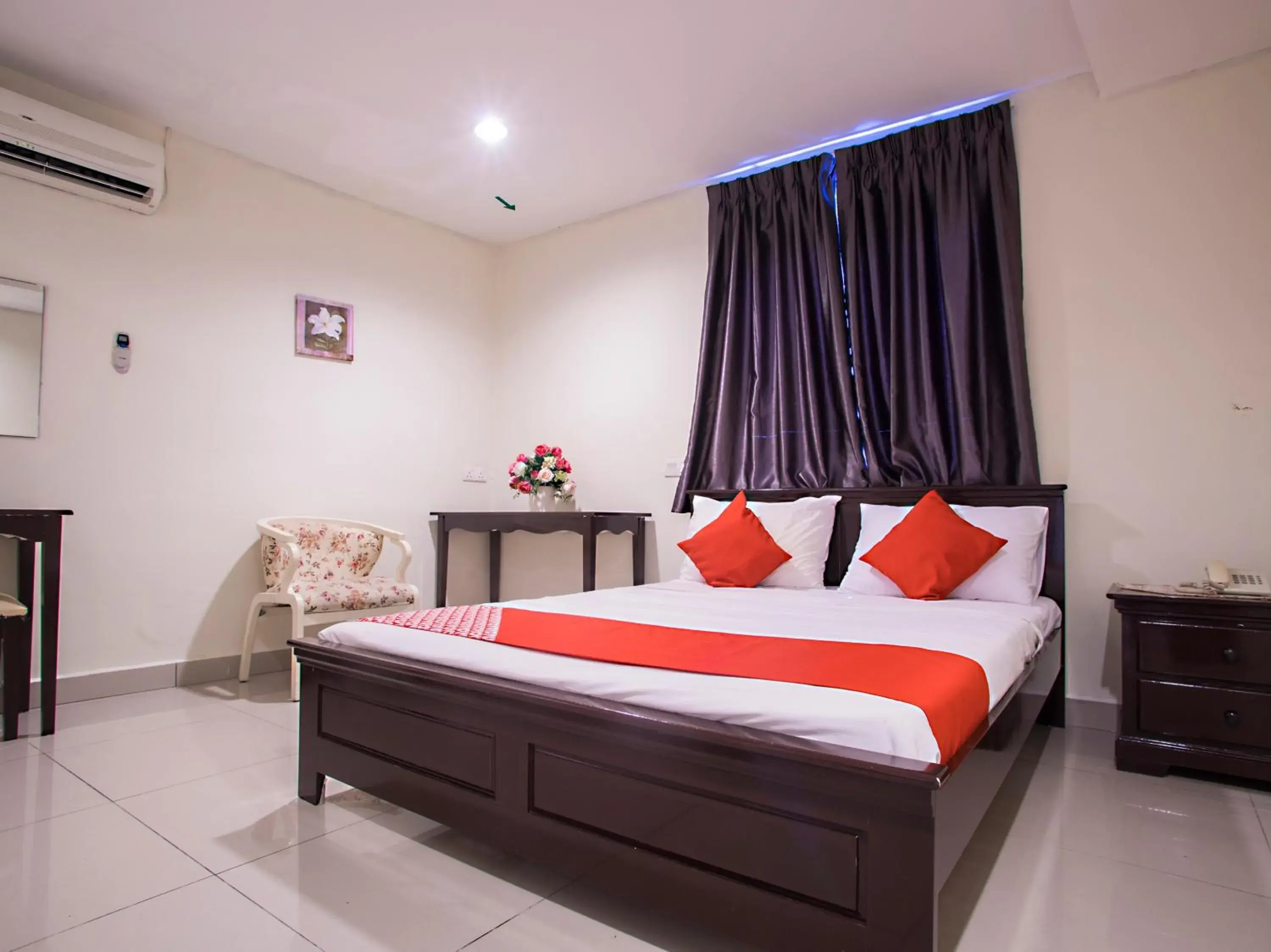 Bedroom in OYO 43961 Kk Hotel Kajang
