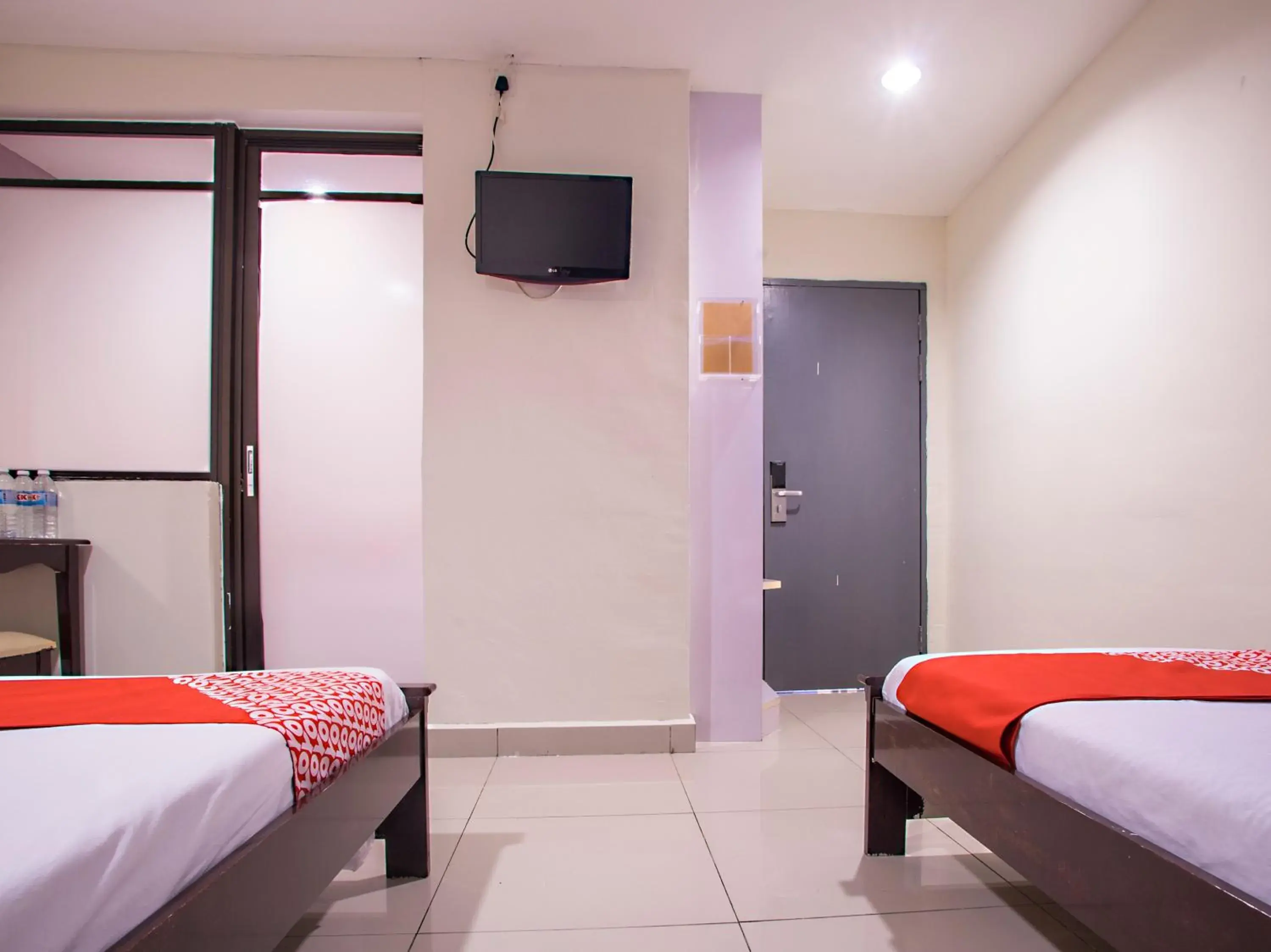Bedroom, TV/Entertainment Center in OYO 43961 Kk Hotel Kajang