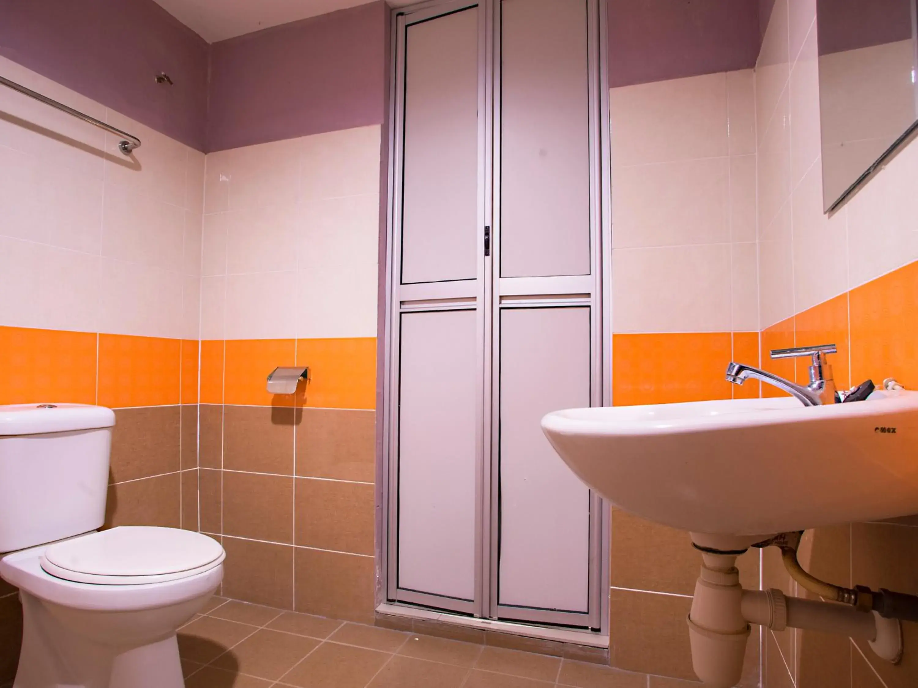 Bathroom in OYO 43961 Kk Hotel Kajang