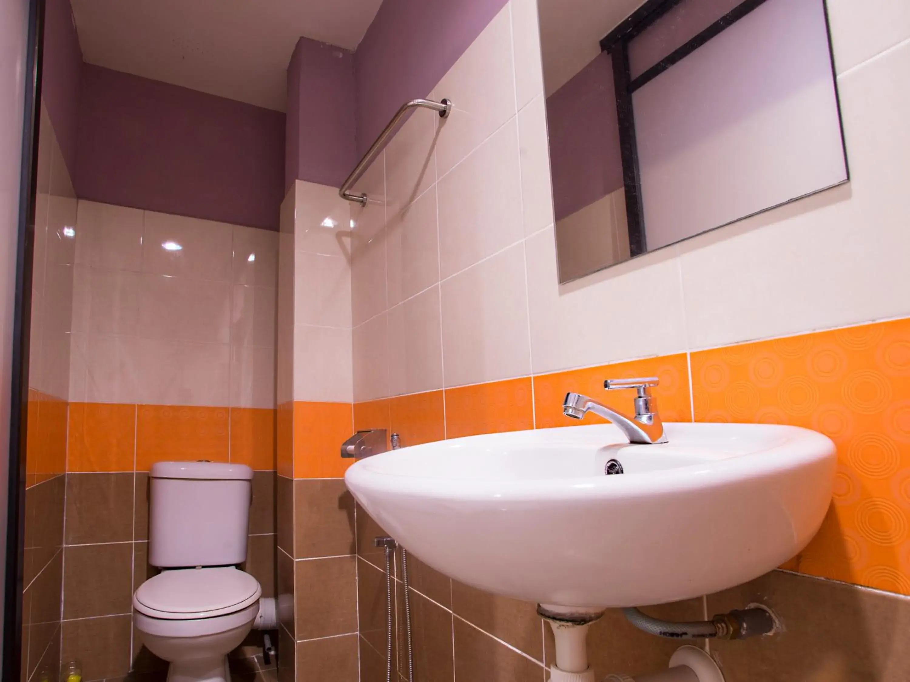 Bathroom in OYO 43961 Kk Hotel Kajang