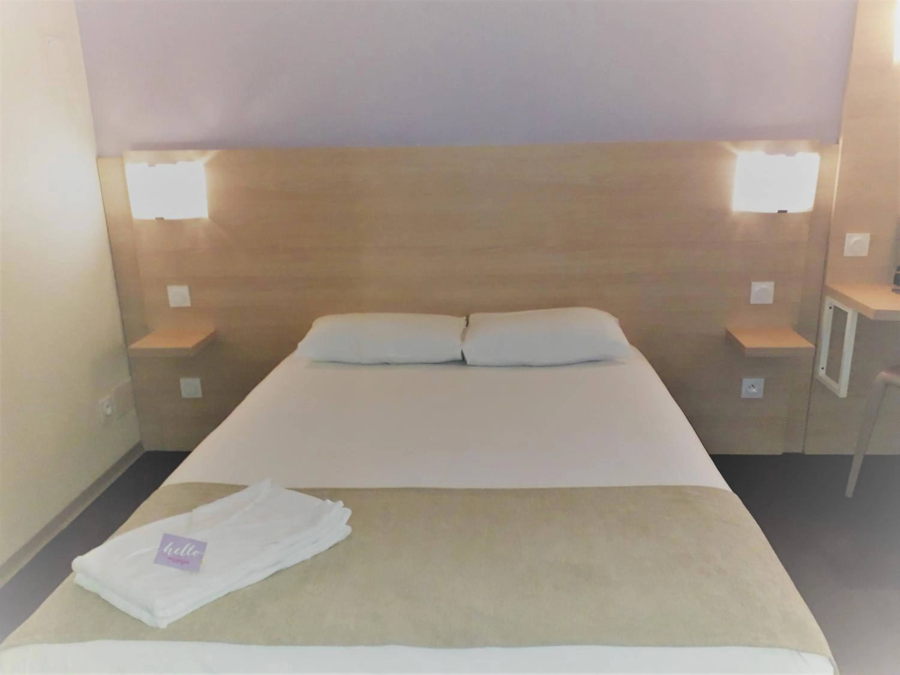 Photo of the whole room, Bed in Hôtel Formules Club