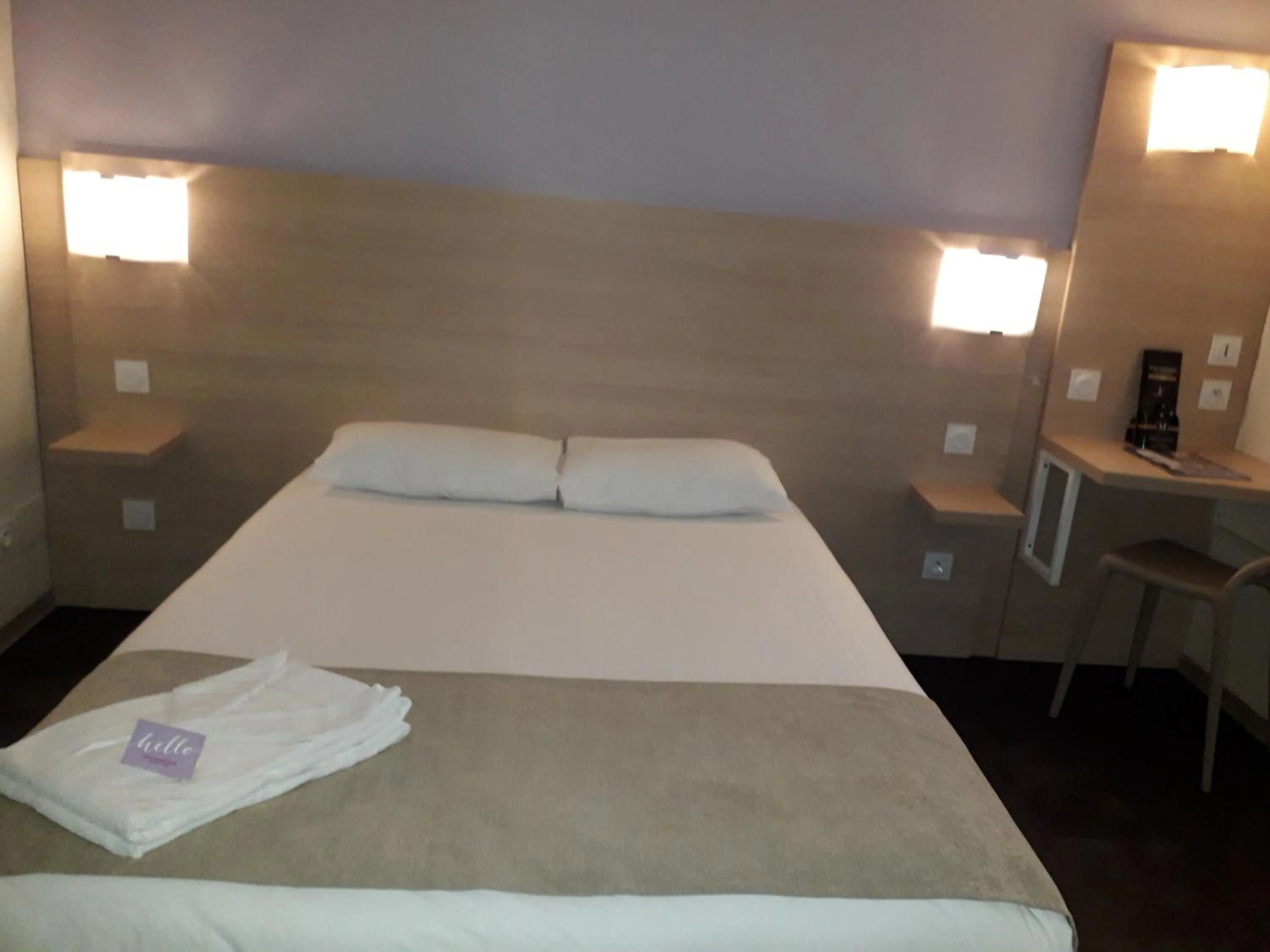 Photo of the whole room, Bed in Hôtel Formules Club