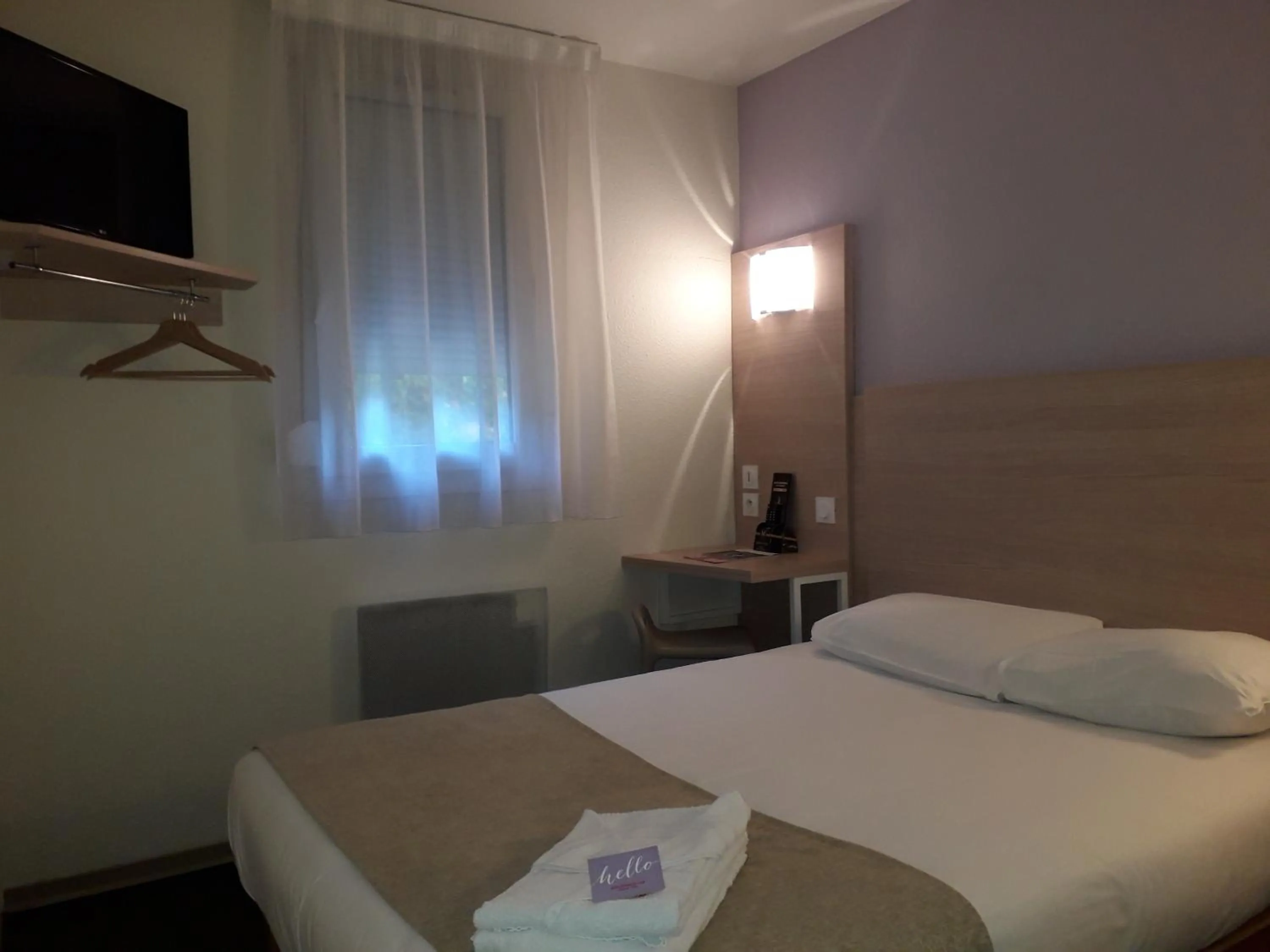 Photo of the whole room, Bed in Hôtel Formules Club