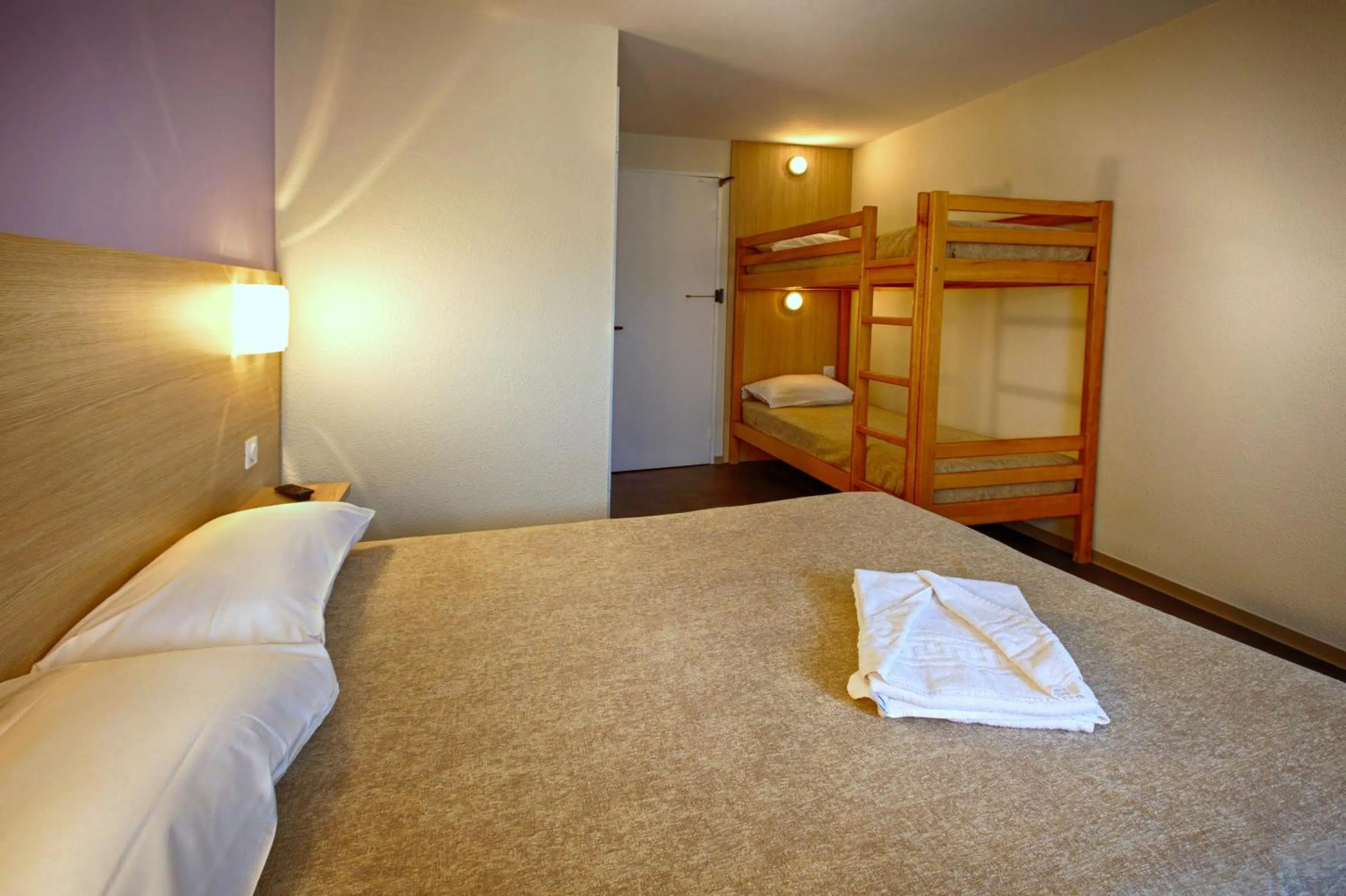 Bedroom, Bed in Hôtel Formules Club