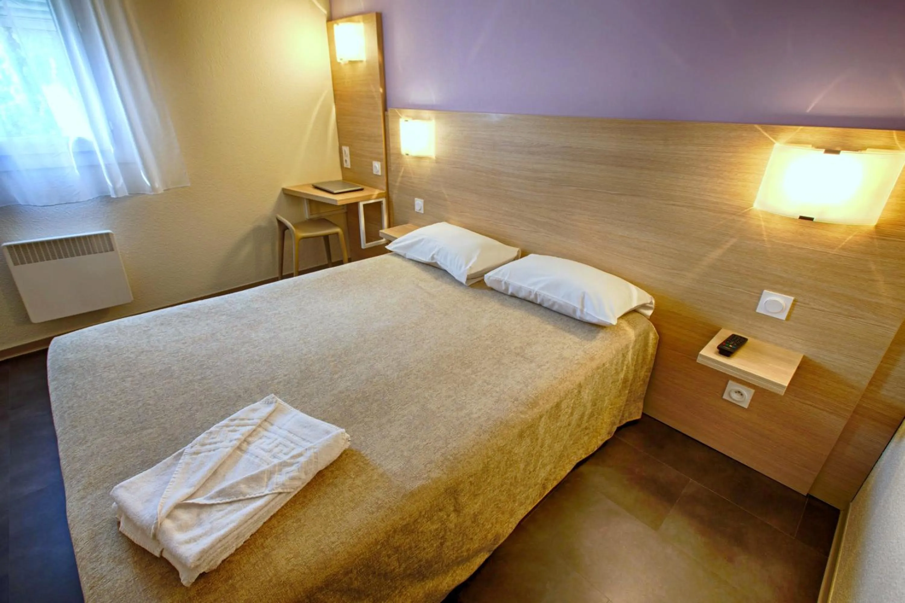 Bedroom, Bed in Hôtel Formules Club