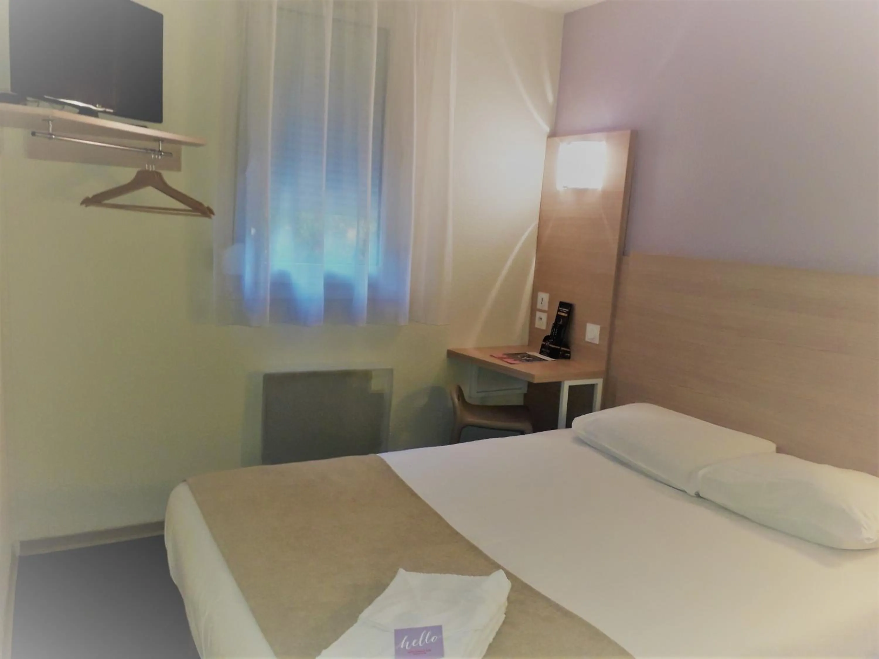 Photo of the whole room, Bed in Hôtel Formules Club