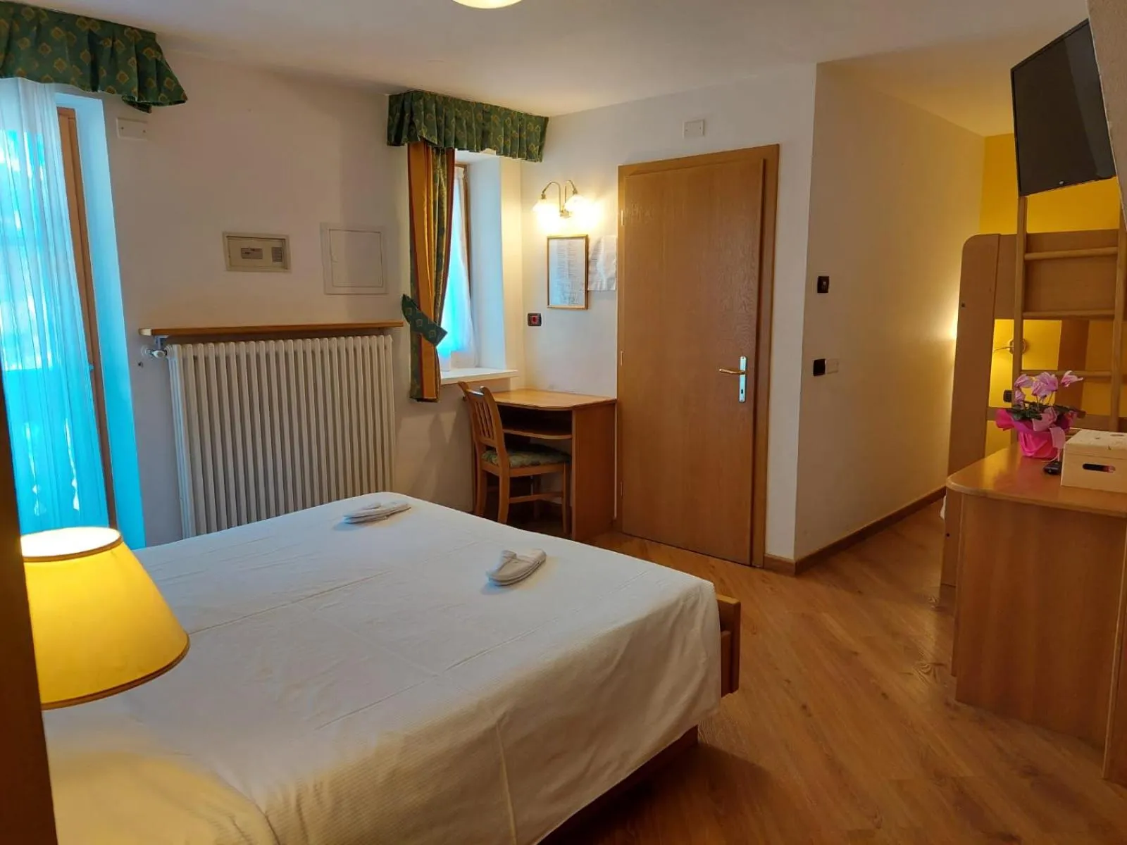 Communal lounge/ TV room, Bed in Hotel El Pilon