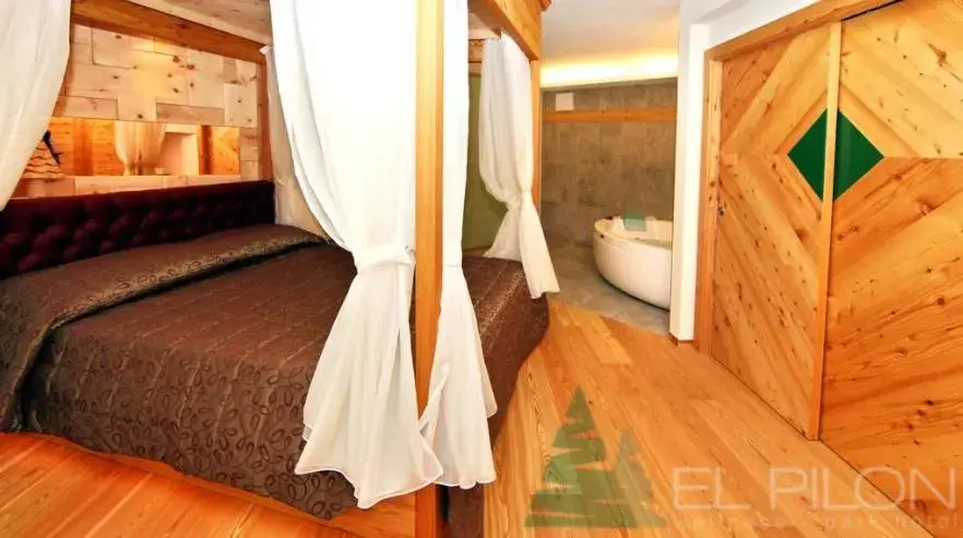 Suite with Hot Tub in Hotel El Pilon Suite with Hot Tub in Hotel El Pilon