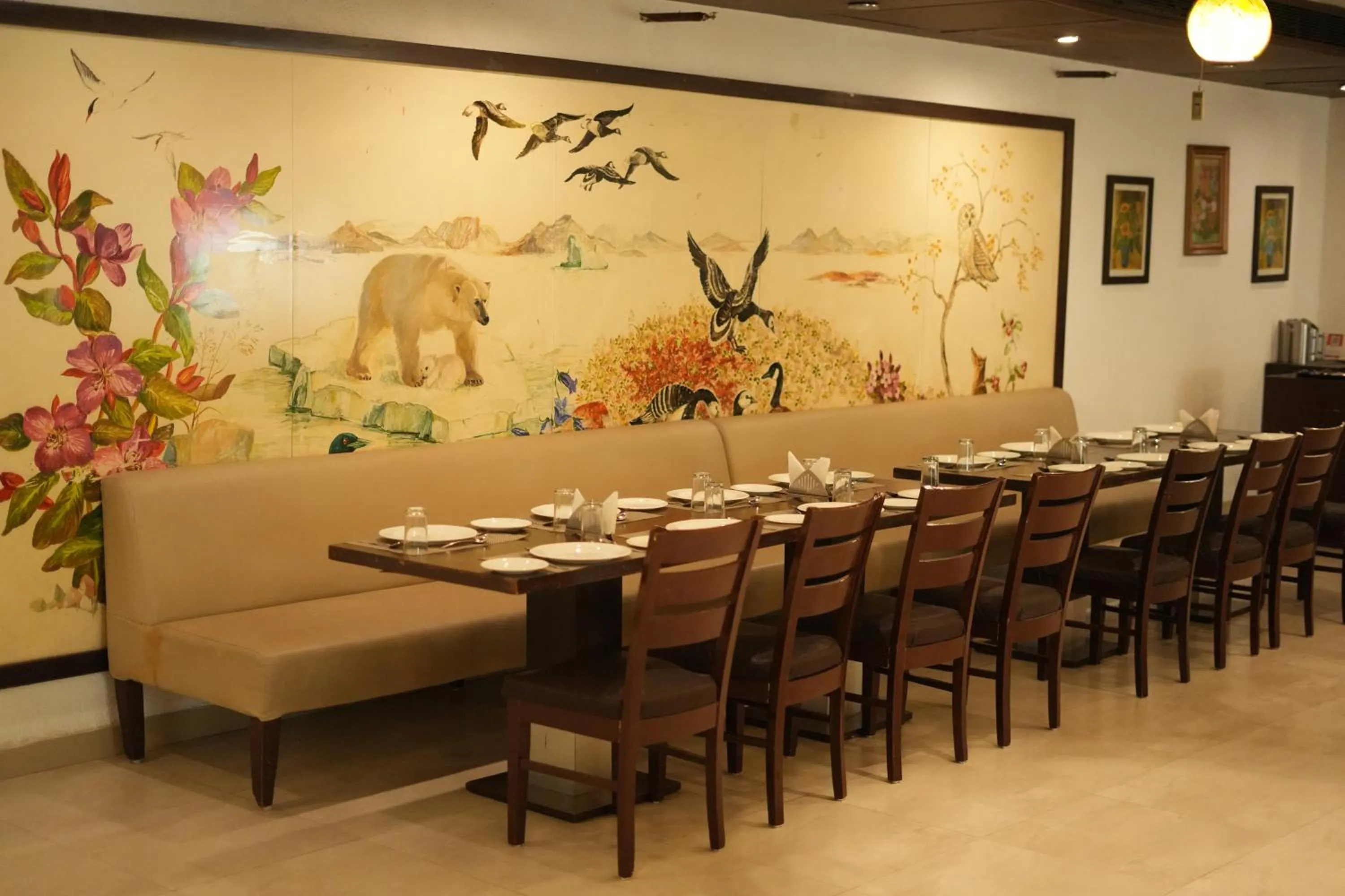 Restaurant/places to eat in Hotel Clarks Collection Bhavnagar